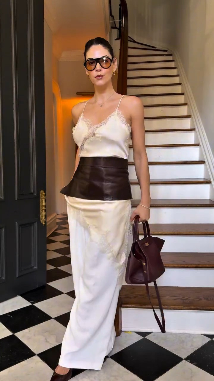 The belt skirt is having a moment.
Sharp lines, clean waist, and just enough drama. 🔗 in stories 

La falda cinturón está teniendo su momento.
Líneas definidas, cintura limpia y el toque justo de drama.

#ChicagoStyle #EstiloChicago #LeatherSkirt #FaldaDeCuero #streetstyle