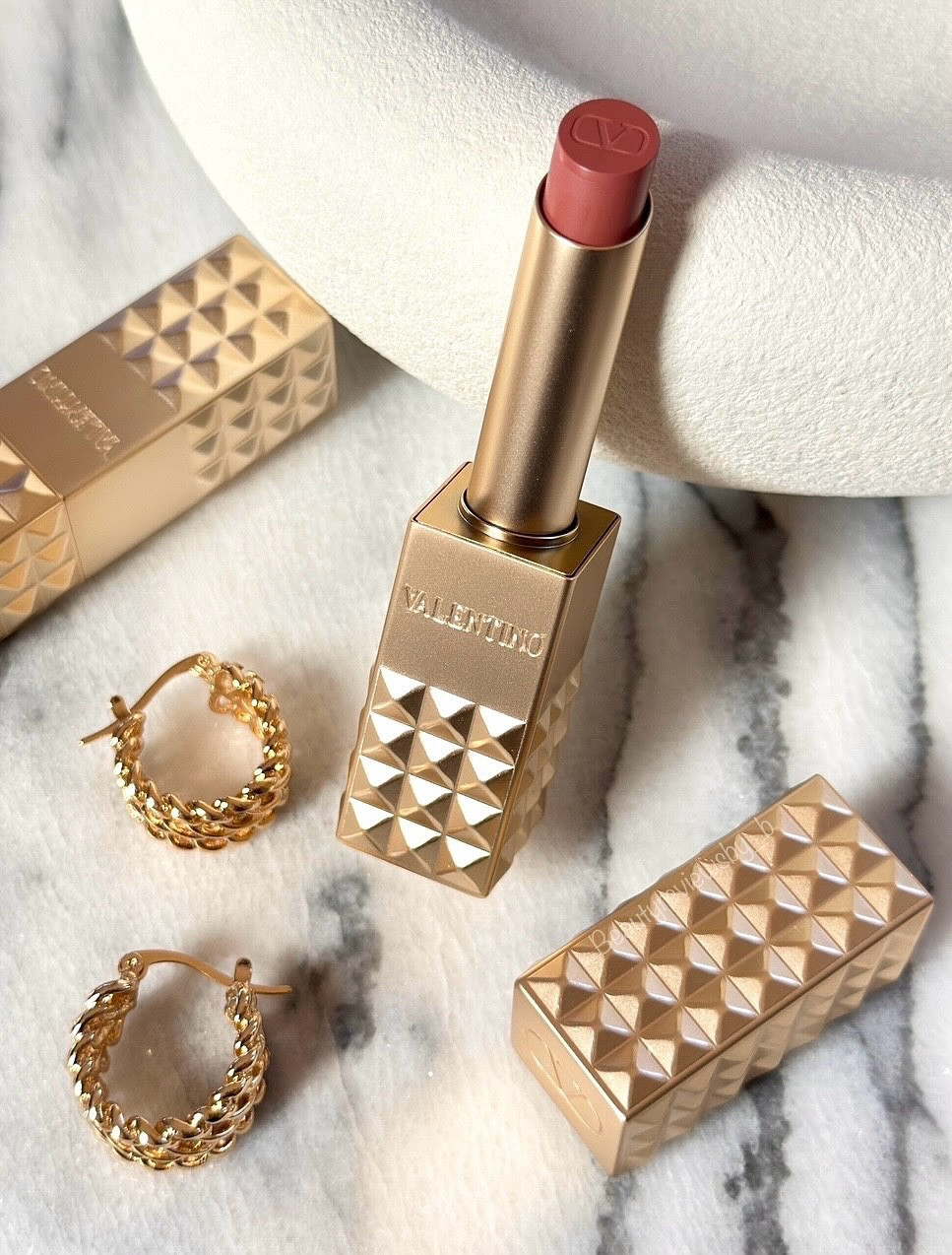 #GiftedByValentinoBeauty

Effortless elegance for your lips. 🤍✨

The new Valentino Buttery Matte Lipstick in 105A Nuԁe Poème gives lips a soft peach-nuԁе finish that’s easy to wear and endlessly buildable.

Whether worn on its own or paired with gloss, it’s the kind of shade that pulls a look together effortlessly. The formula is infused with cotton oil extract and Valentino’s Roma-Light Complex which leaves my lips looking smooth and polished with every swipe.

Would you reach for this lipstick shade from Valentino? 

Created by @beautyreviewsby_b, Sharing without permission is prohibited. 

#HCMxSpikeMatte @valentino.beauty @hercampusmedia #ValentinoBeauty #SpikeValentino #LuxuryLipstick #LipstickObsession #MatteLipstick #EffortlessBeauty #EverydayLuxury #Valentino #BeautyCommunity #BeautyLovers