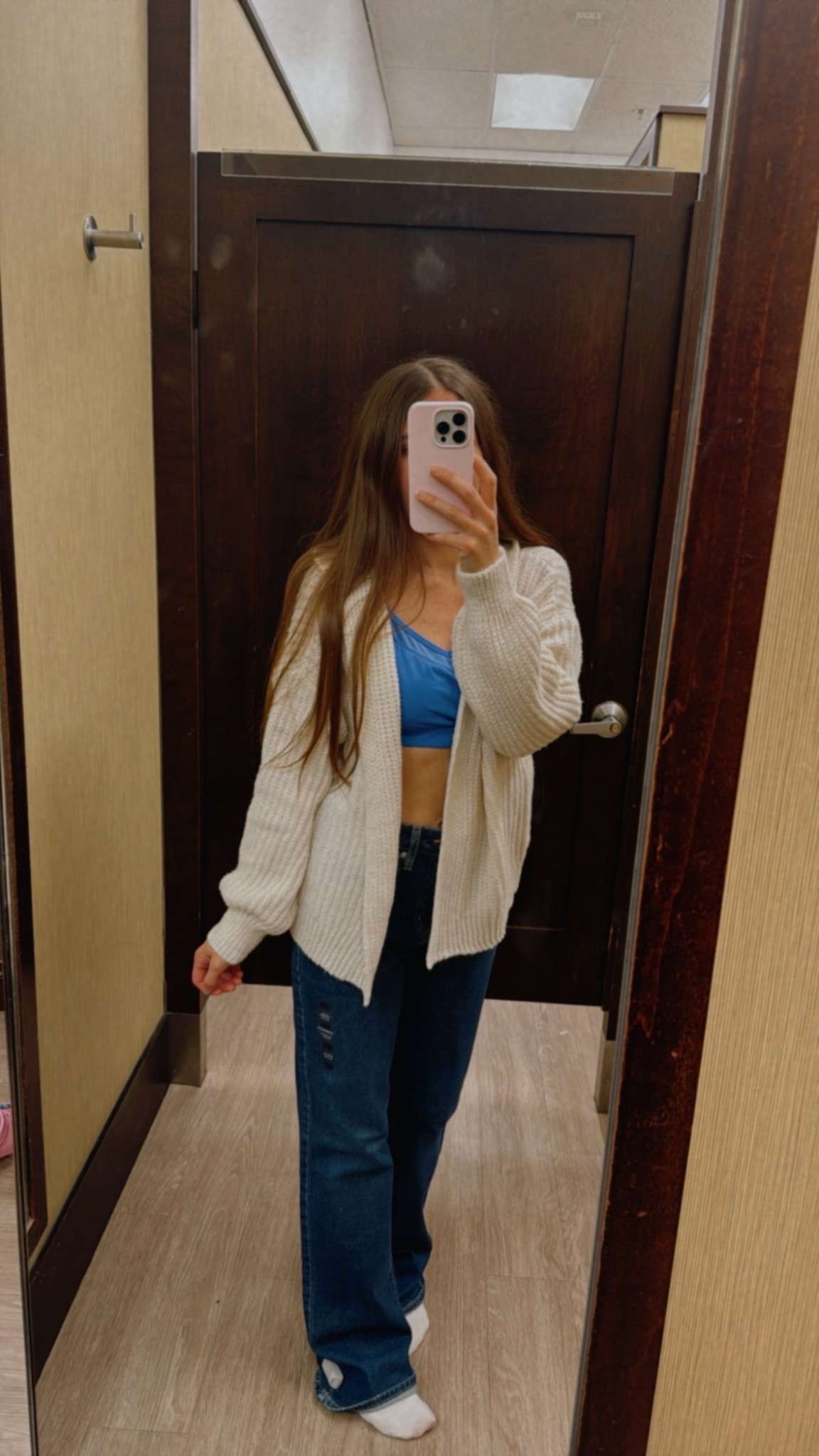 Chunky knit cardigan + 90’s high rise bootcut jeans 

#LTKSaleAlert #LTKFindsUnder50 #LTKStyleTip