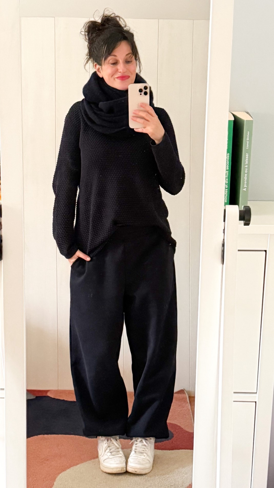 • Snood en cachemire marine #ericbompard
• Pull texturé en coton marine #cos 
• Jogging homme marine #uniqlo
• Baskets montantes #nike 
• Baume à lèvres coloré #labello

#LTKwinter #LTKfrance #LTKeurope