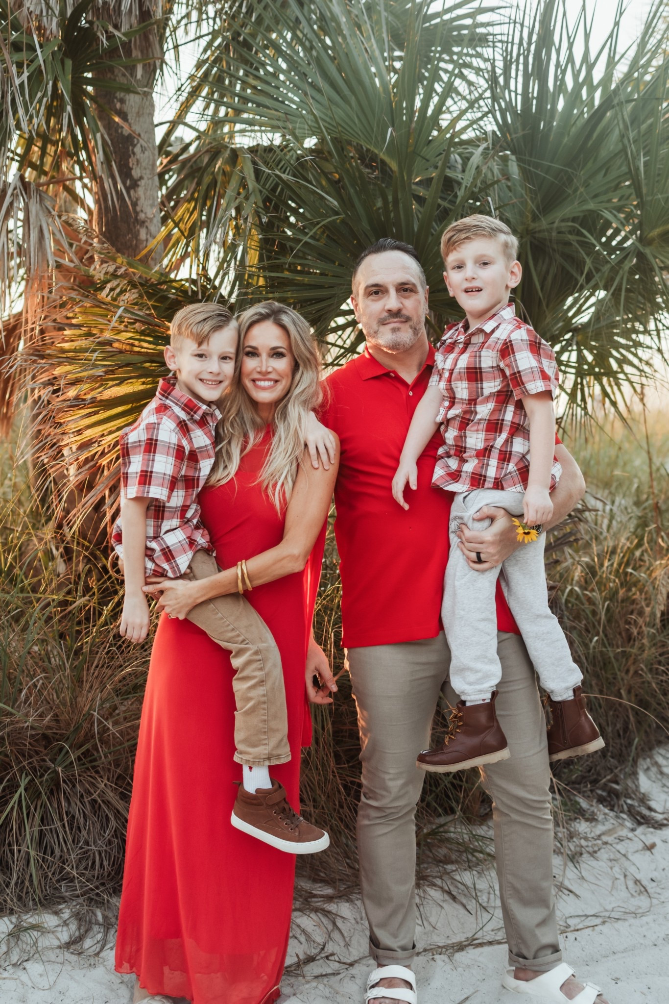 #christmasphotos #beachphotos #familyphotos 

#LTKmomlife #LTKHoliday #LTKSaleAlert