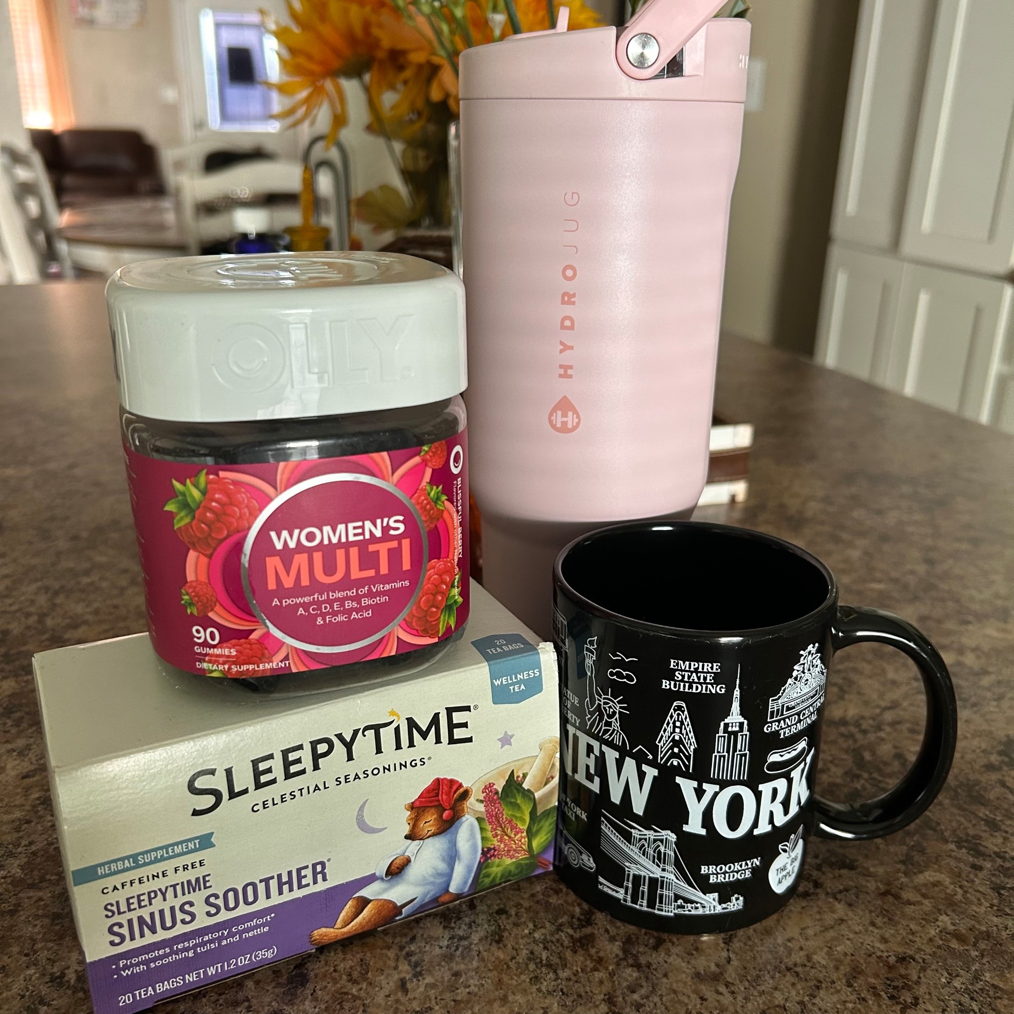 The past few days I haven’t been feeling my best, but these little things really helped me through — my OLLY women’s multivitamins, lots of water in my HydroJug, a warm cup of Sleepytime tea in my favorite New York mug, and plenty of rest. 💕 Sometimes it’s the simple routines that make all the difference. Here’s to feeling better, one step at a time.
#coldseason 