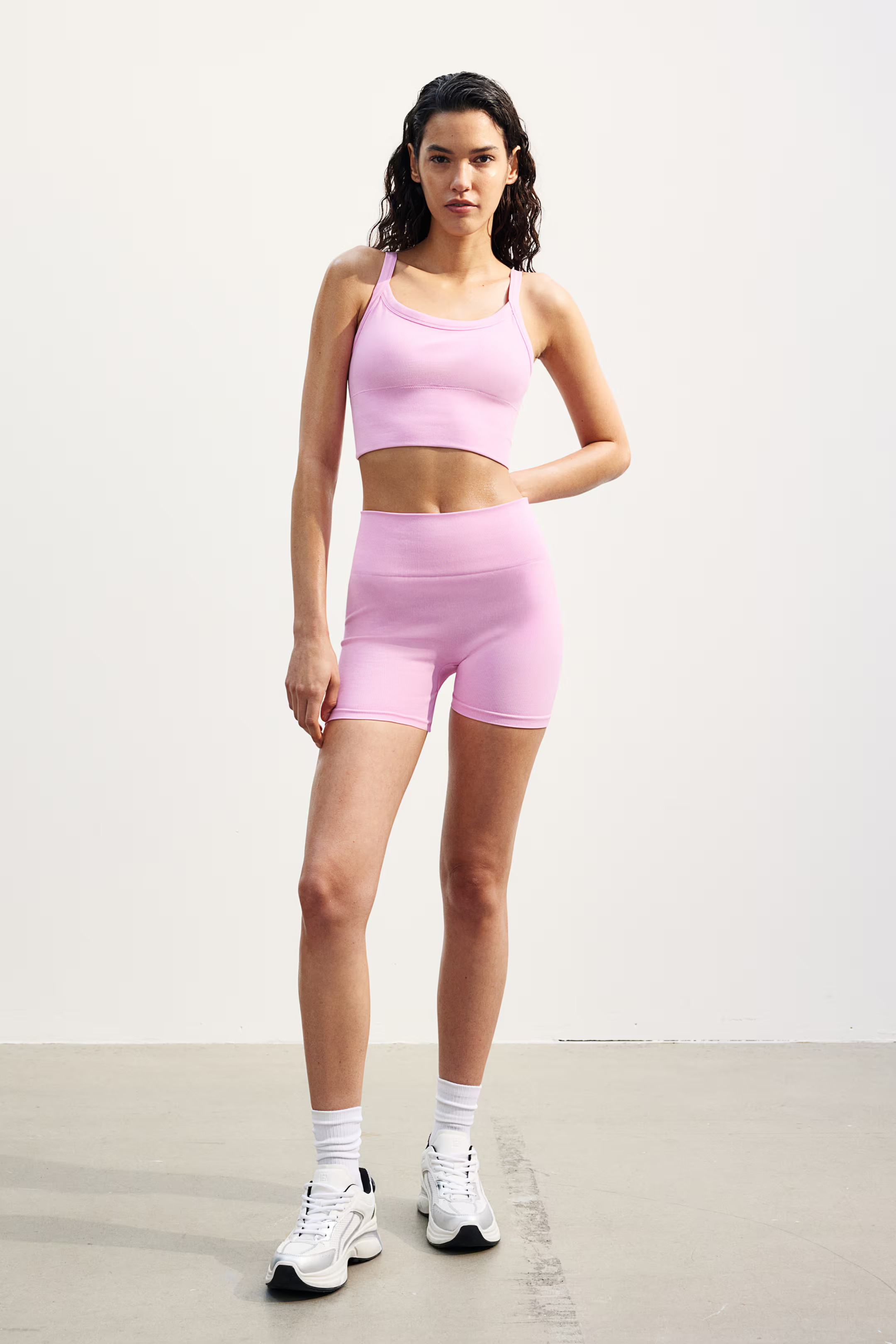 DryMove™ Seamless Sports hotpants - High waist - Short - Light pink - Ladies | H&M GB | H&M (UK, MY, IN, SG, PH, TW, HK)