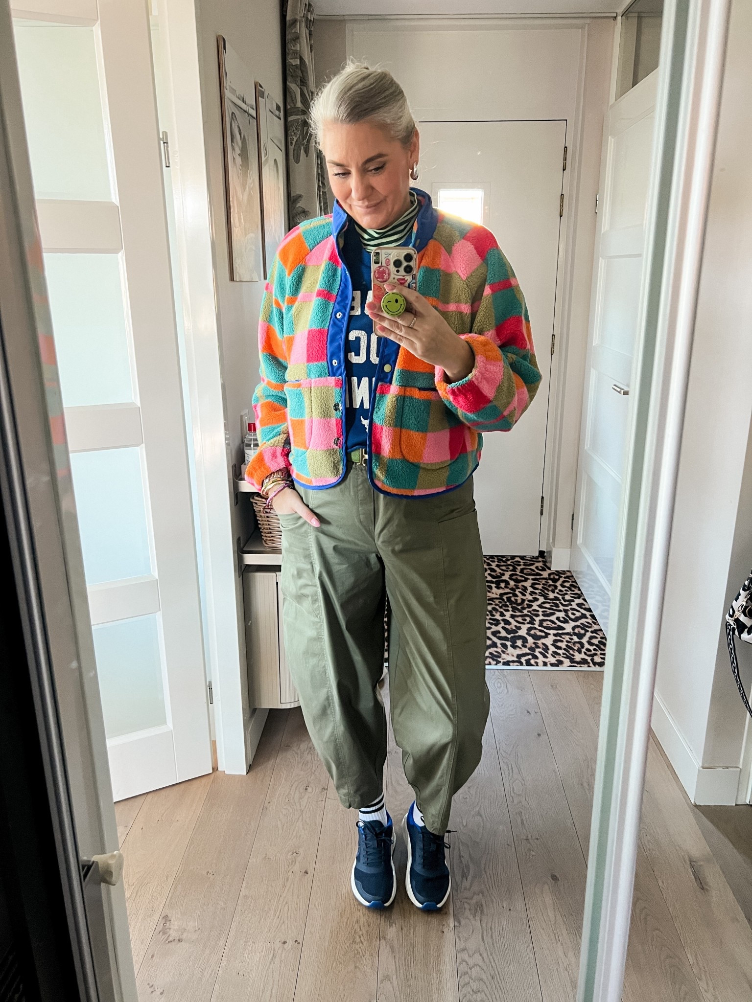 OOTD - woensdag. Een vrije dag en klaar voor een lange wandeling. Ik draag een dunne longsleeve met groene strepen (heel oud) onder een cropped sweater met korte mouwen van Under Armour (ook oud). Daaronder een khaki groene barrel fit broek (38), crew sokken en wollen wandelschoenen van Giesswein (MARLOUS20 geeft 20% korting) en het leukste geruite fleece jack. 



#LTKeurope #LTKover40 #LTKActive