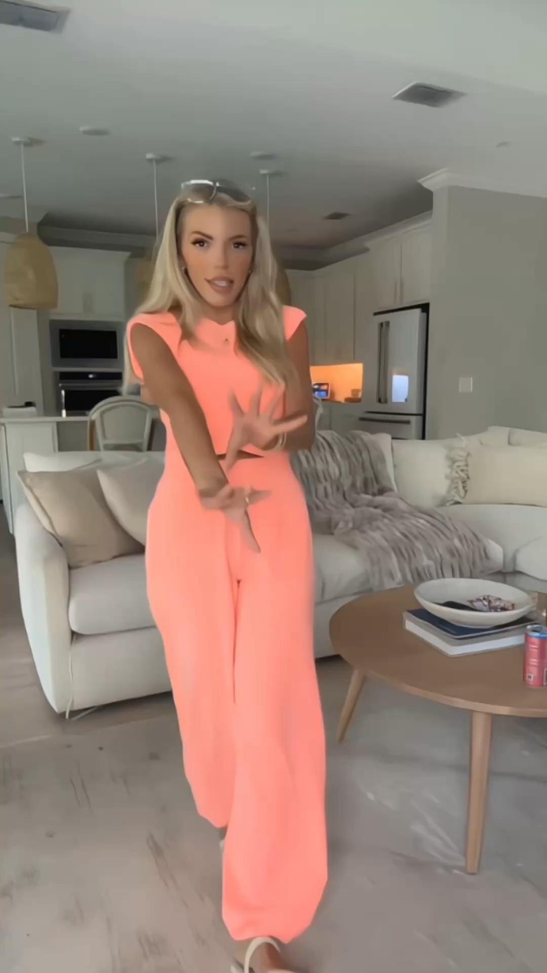 Screaming because I love this set soooo much in this color! I’m wearing an XS! 