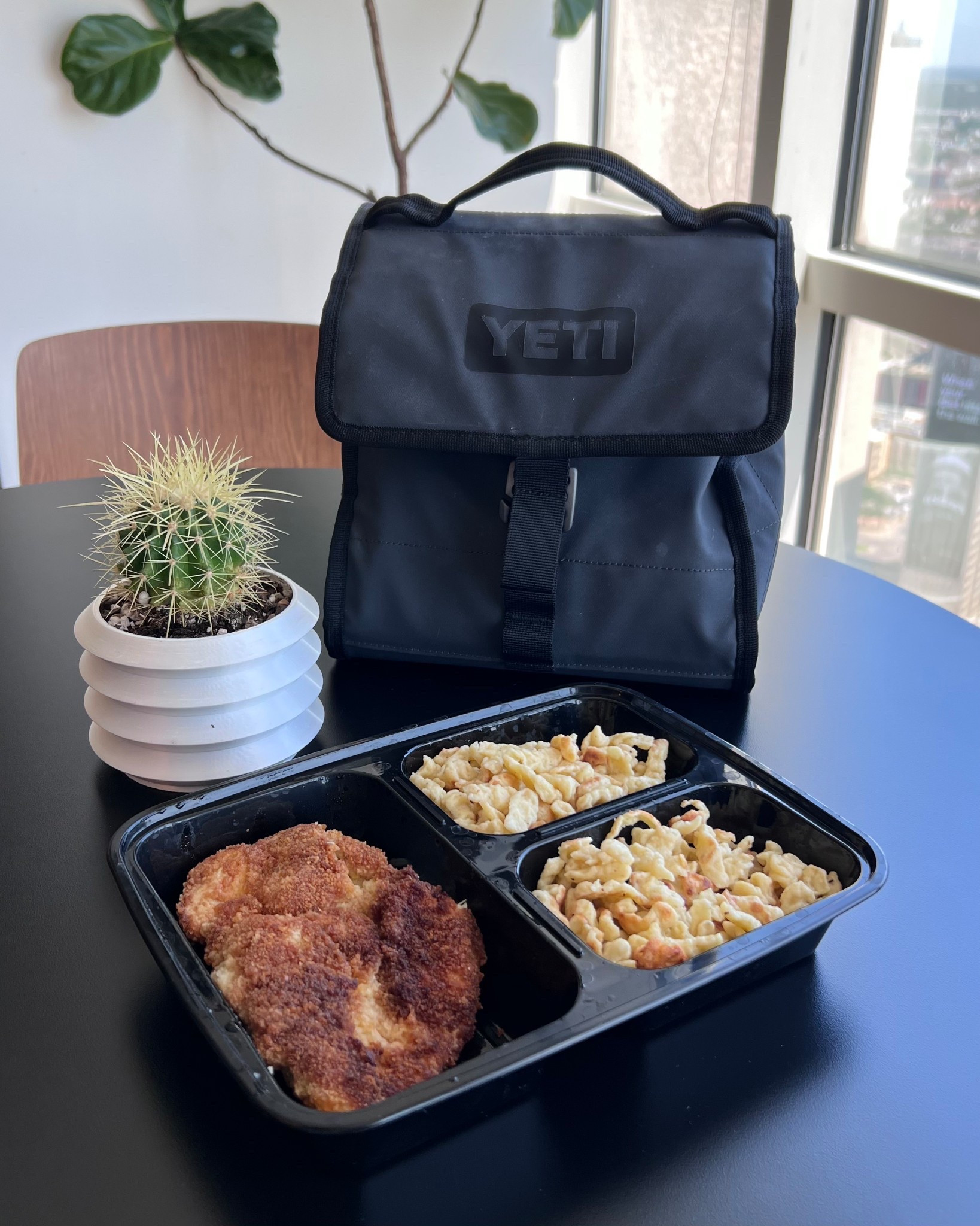 Lunch packed, productivity on point. This YETI Daytrip lunch bag keeps my meals fresh for hours—and these reusable 3-compartment containers make portioning super easy. Perfect for office days or on-the-go routines.