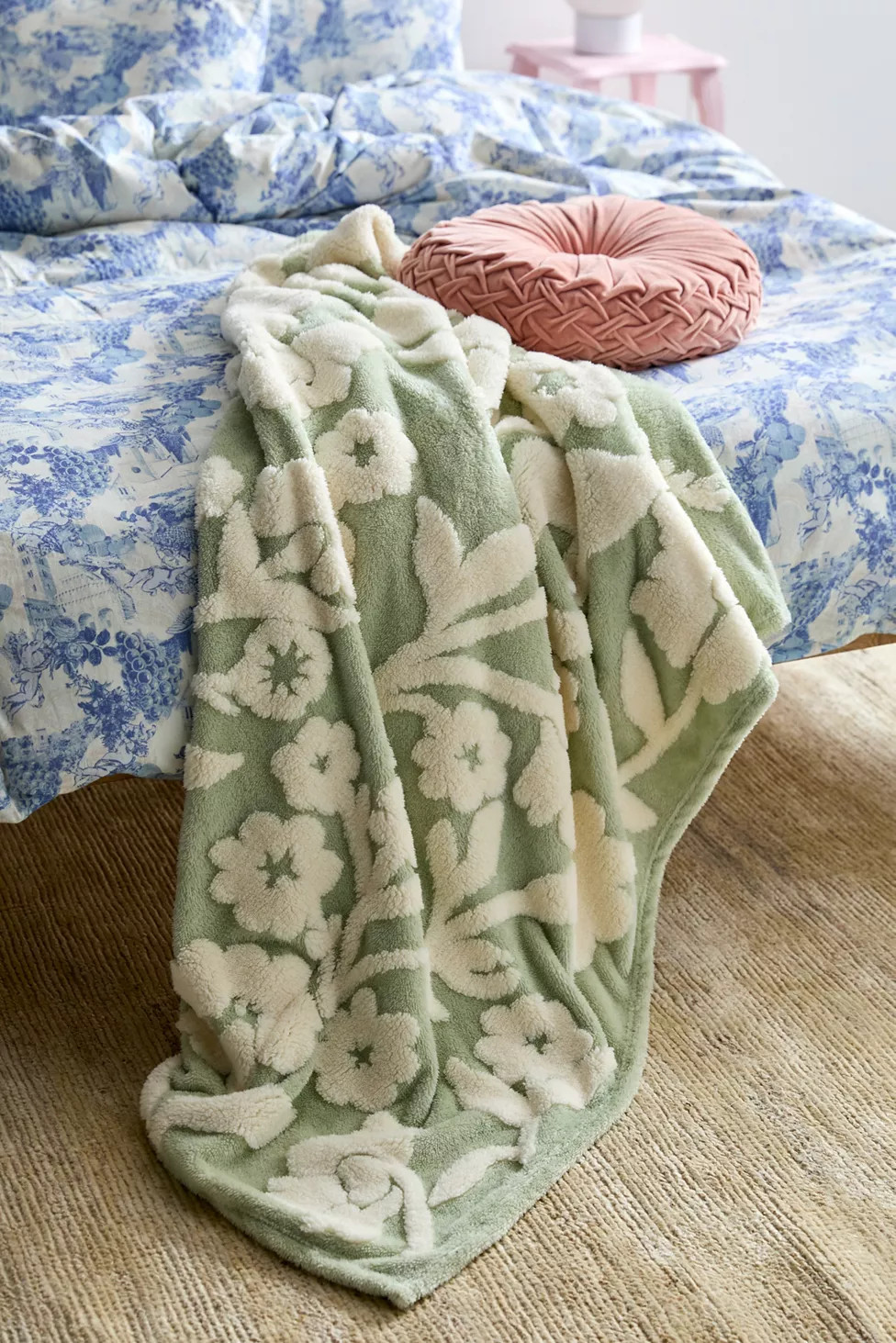 Jacquard Fleece Throw Blanket | Urban Outfitters (US and RoW)