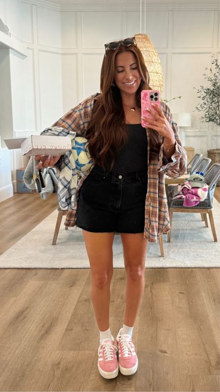 Todays OOTD!! Who is she!?

Women’s outfit ideas, everyday outfit ideas, casual outfit ideas, mom outfit ideas, skims bodysuit, a&f shorts, FP flannel, adidas gazelle

#LTKStyleTip #LTKSeasonal #LTKItBag