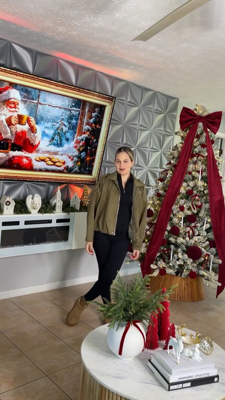 Unos pequeños detalles pueden cambiar por completo la vibra de la sala… y más en Navidad 🎄🤍
Este año mezclé tonos cálidos, un poquito de vino y varios detalles que ya tenía del año pasado. No siempre necesitamos todo nuevo para hacer magia ✨¿Qué colores usaron ustedes este año?

Si te gusto algo comenta Link y te lo envio a tu Dm 🎄

#navidad2025 #decoracionnavideña #christmasdecor #homedecor #navidadencasa #inspiracionnavideña #saladecorada #detallesqueinspiran #cozyhome #christmasvibes #decoracionesnavideñas #navidadconamor