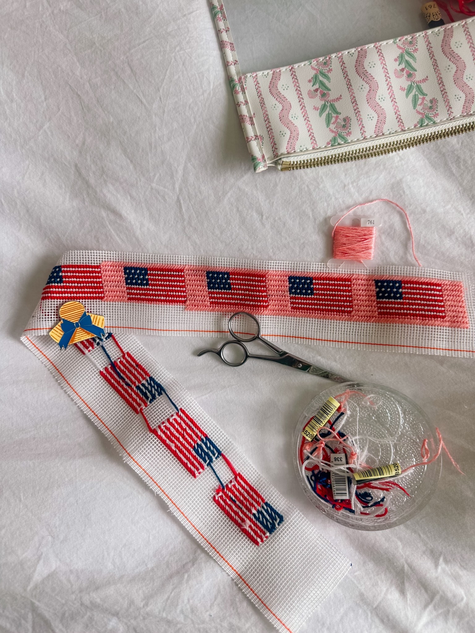 Fun backgrounds on little needlepoint projects are my favorite!! Loving this hat band I’ve been working on, and excited to see it start to come together!! 