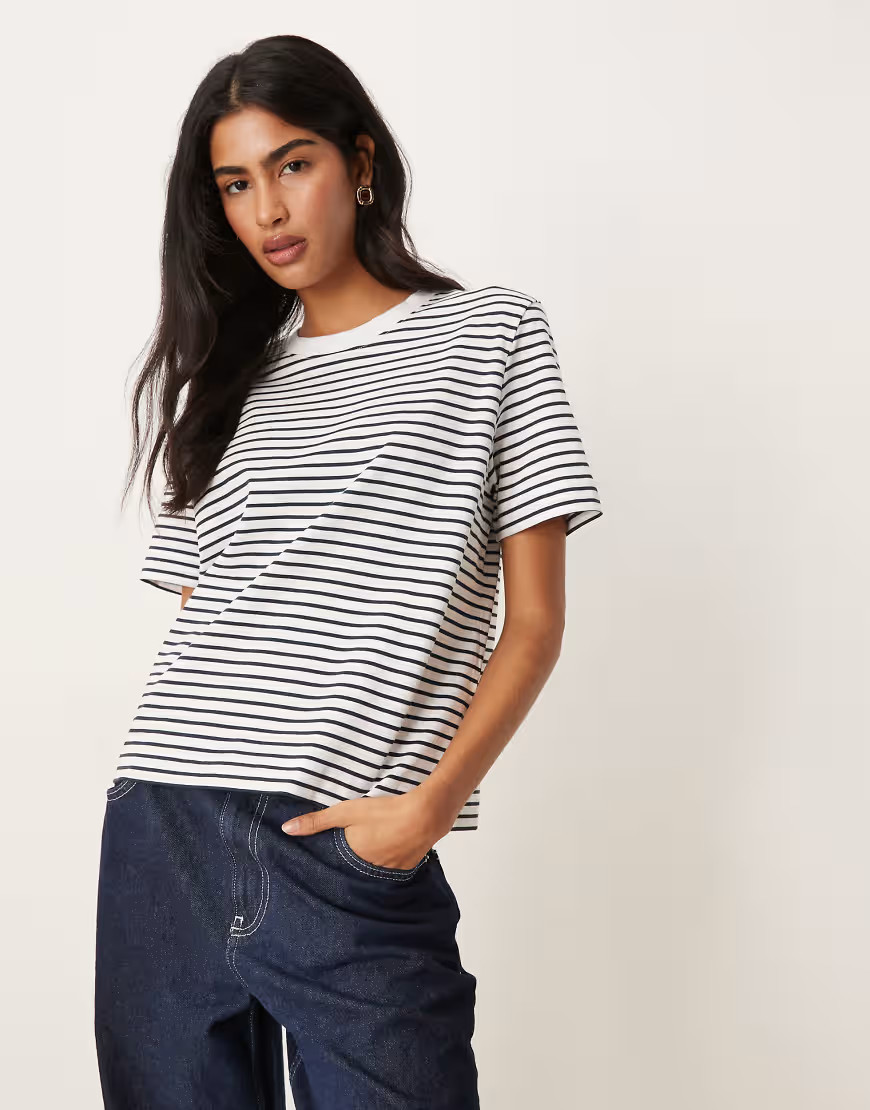 Selected Femme – T-Shirt in Weiß mit schwarzen dünnen Streifen-Bunt | ASOS (Global)