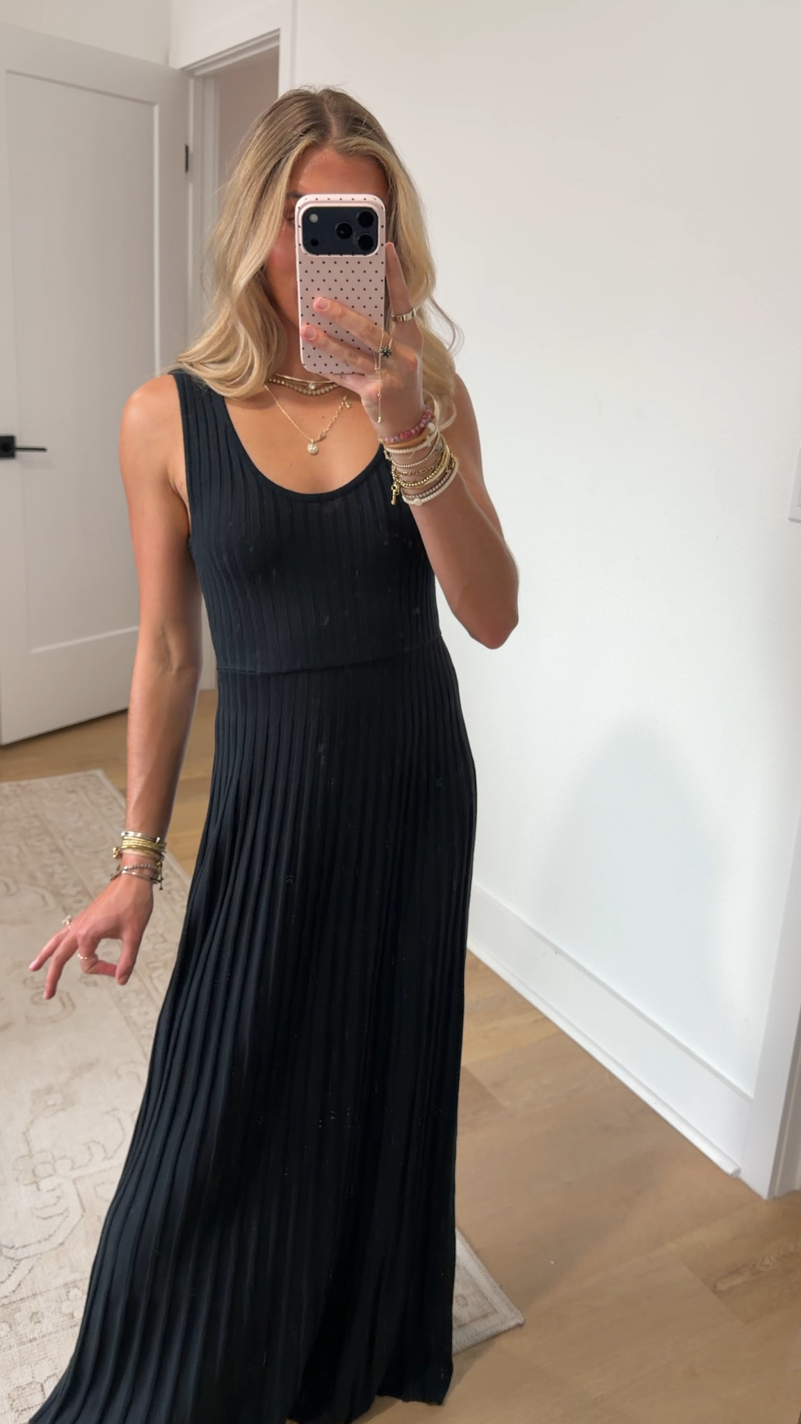 @abercrombie size xs Pleated Maxi Sweater Dress

Flattering maxi dress in our ribbed knit fabric. Features a scoop neckline, all-over ribbed detail and a full-length pleated skirt
