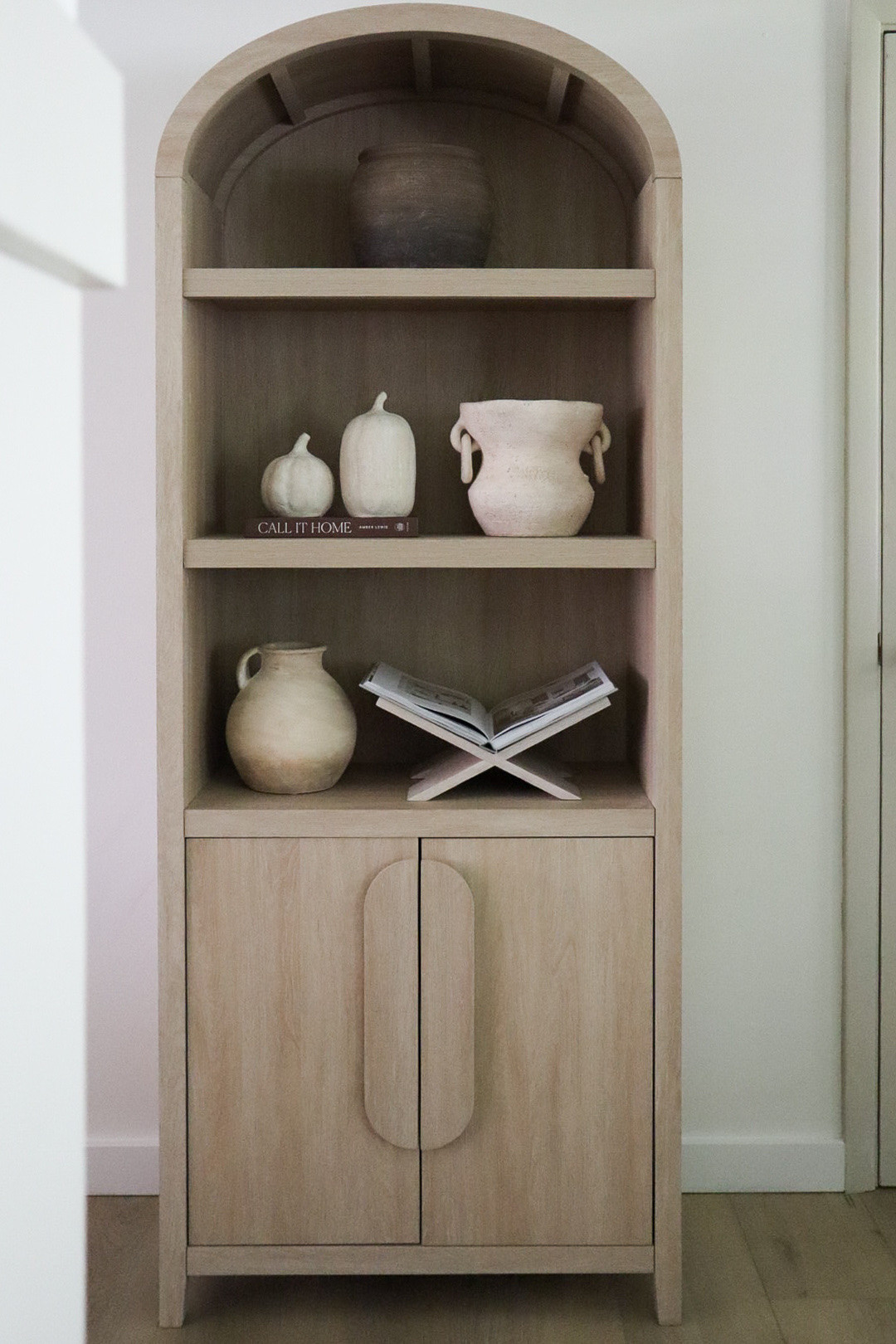 Modern arched bookcase decor


#LTKFindsUnder50 #LTKHome #LTKSeasonal