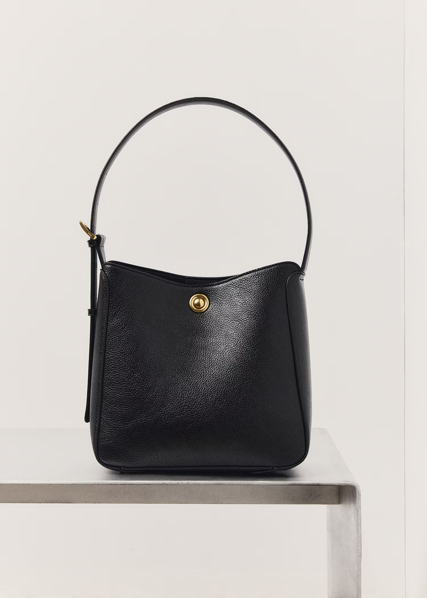 Medium bucket bag with metal detail | MANGO (UK)