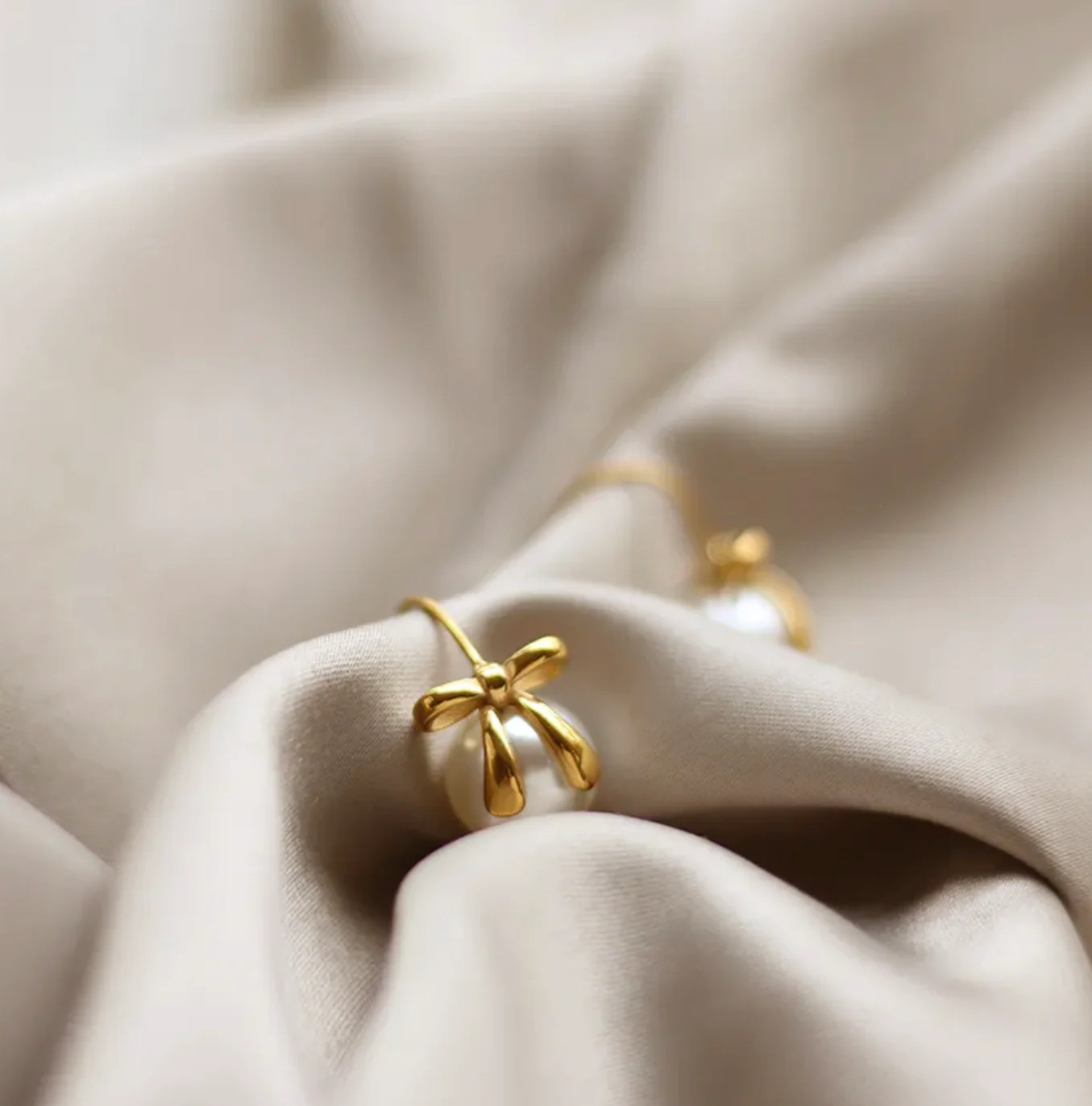 MME. CARLTON BOW  PEARL EARRINGS | MME.MINK
