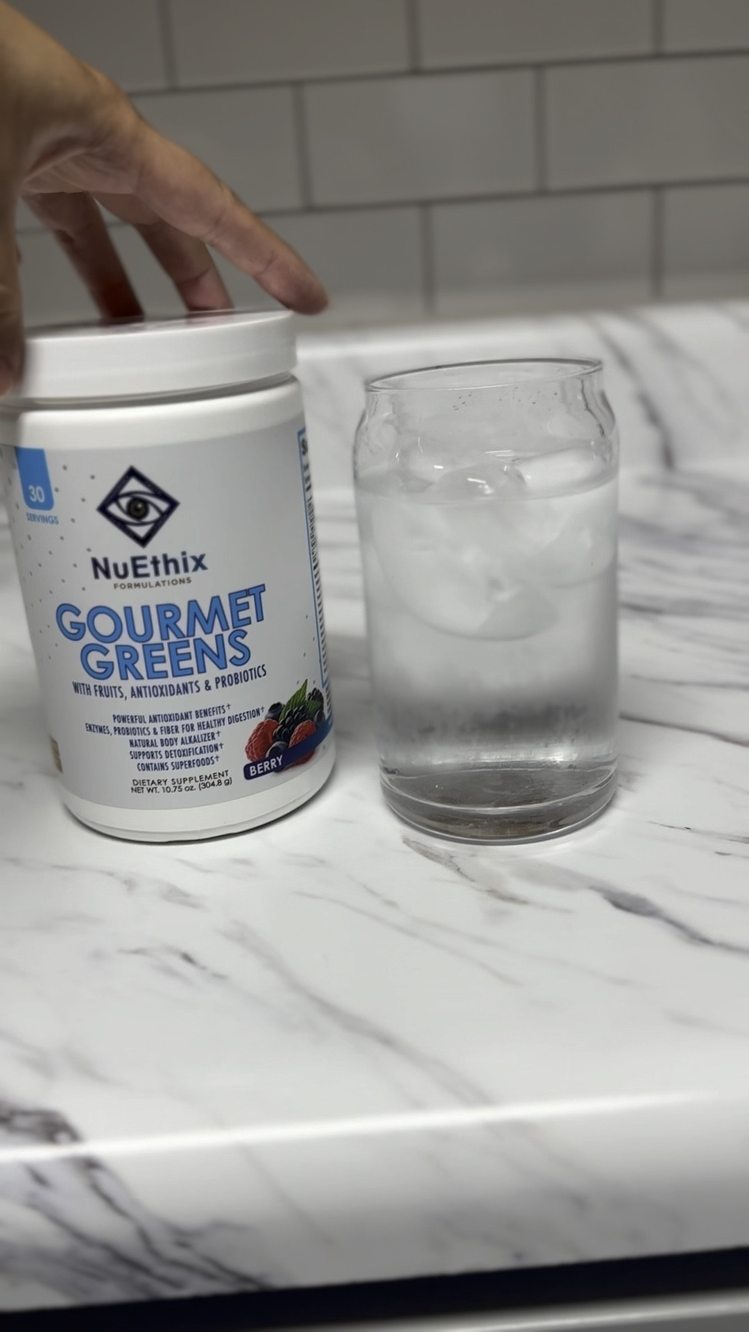 My favorite greens & reds combo lately 🥬🍓 

I drink it first thing every morning & it makes me feel SO good & tastes amazinggg.. which I cannot say for many other green drinks.

Antioxidants. Probiotics. Enzymes. Fiber. Natural body Alkalizer. Detoxification. Superfoods. 

