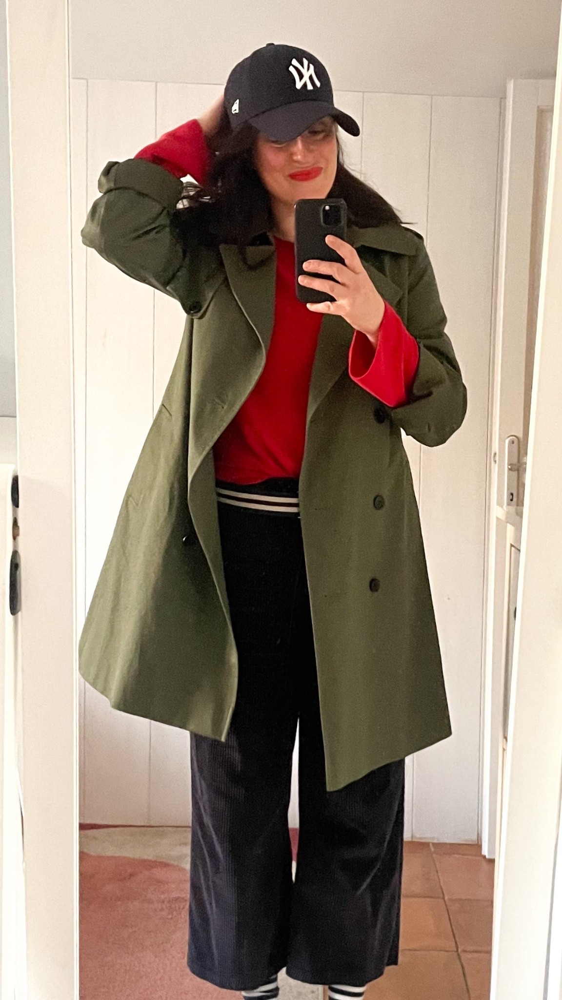 • Trench #uniqloC 
• Pull rouge en maille 3D #uniqlo
• Casquette de baseball NY Yankees #newera 
• Ceinture en toile rayée #hm 
• Pantalon en velours milleraies bleu marine 
• Chaussettes rayées #uniqlo

#LTKmidsize #LTKfrance #LTKspring