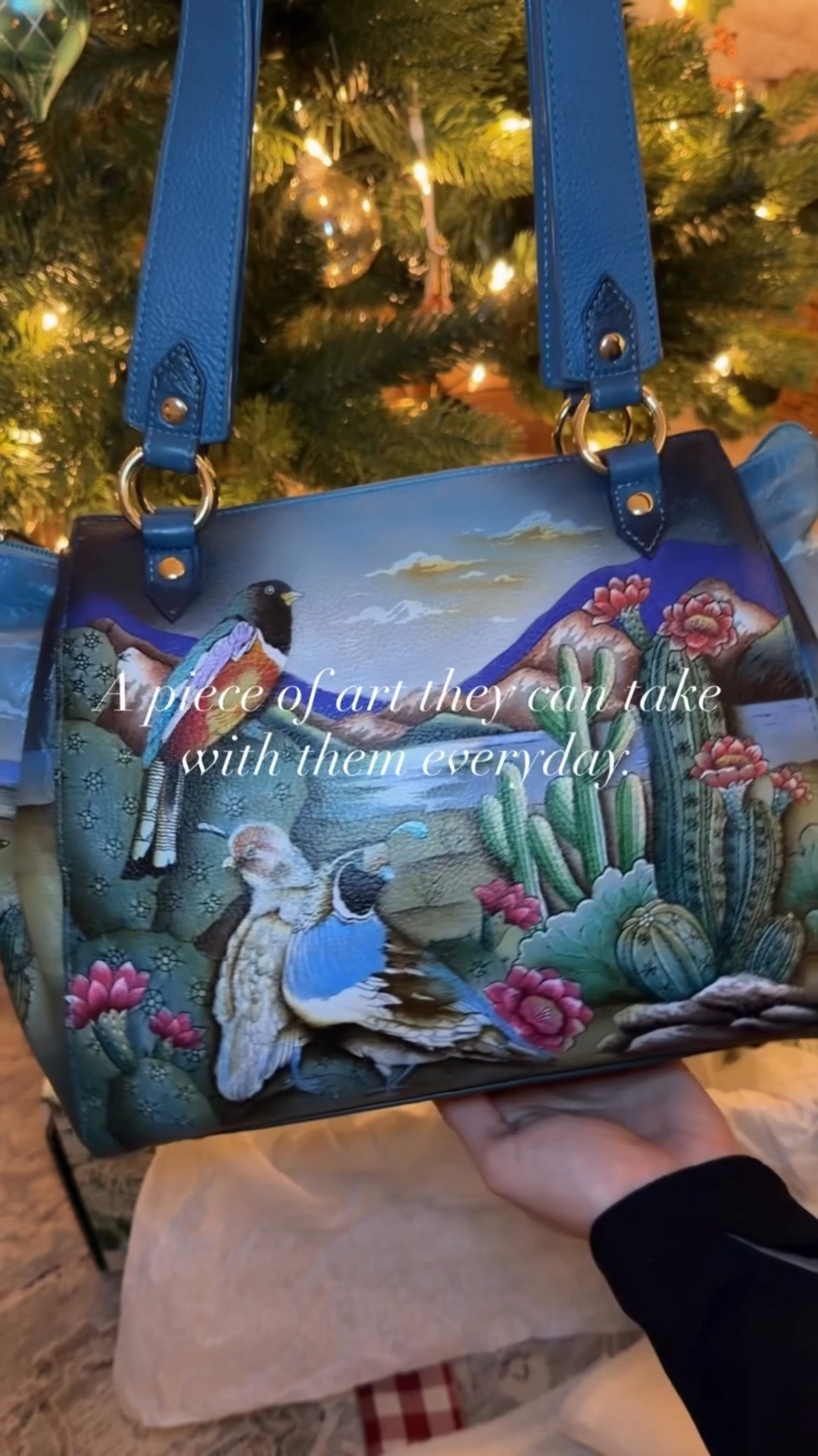 🎄✨ Holiday magic with @anuschkaleather ✨🎄

Unwrapping something truly meaningful this season — a hand-painted leather bag created one brushstroke at a time. Each Anuschka piece is original, artisan-made, and designed to be a gift that tells a story. 🎨💛

If you’re looking for something personal and heartfelt, gift art, gift love, gift @anuschkaleather. ✨🎁 Hand Painted with Passion | Est. 1988 | #MyAnuschka

#Anuschka #HandpaintedWithLove #HolidayEdit #GiftInspiration #HandcraftedGifts #HandpaintedGifts #MeaningfulGifts #OriginalArtwork