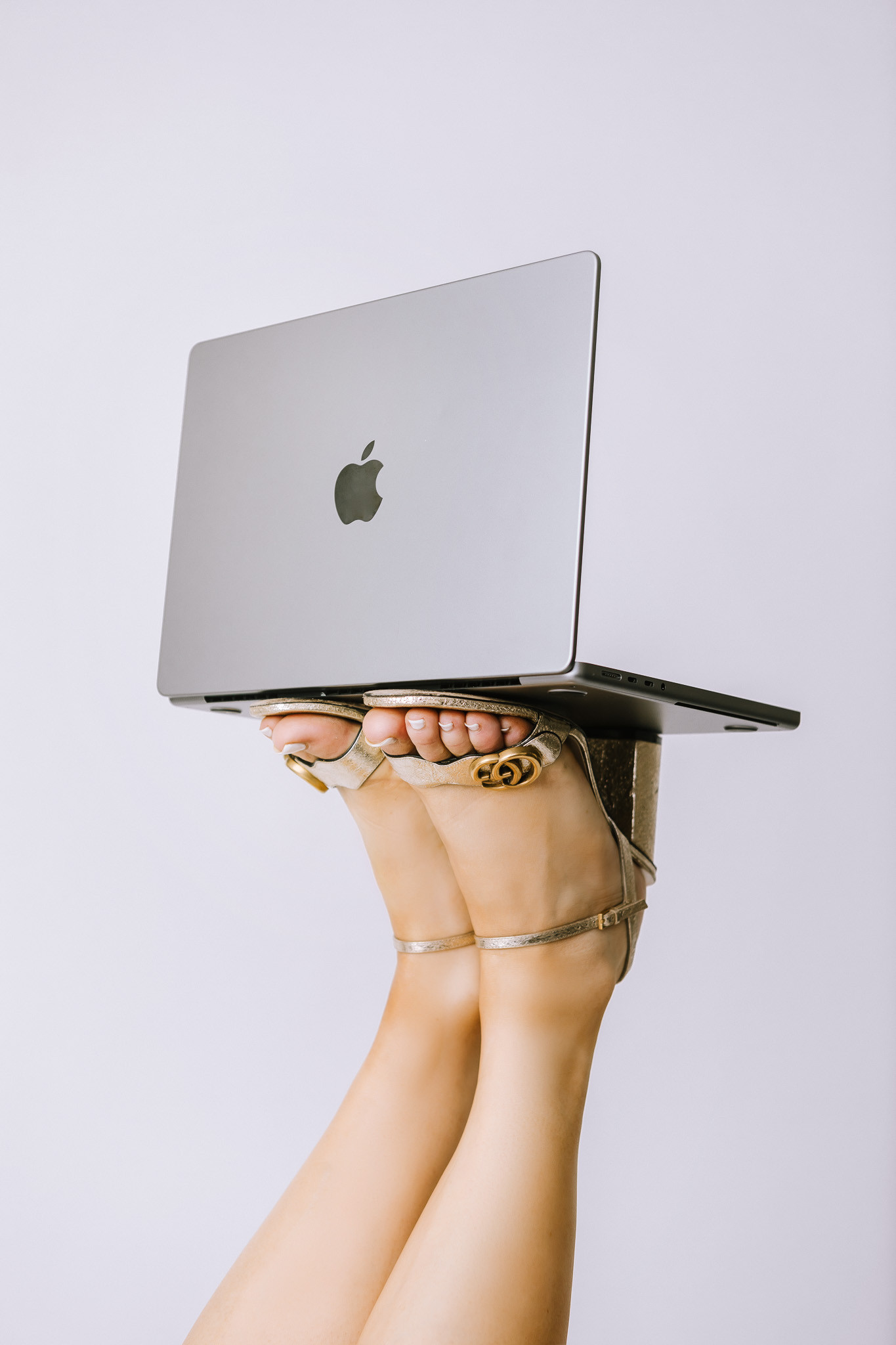 Let your brand story shine 💻 A laptop and a few understated accessories add a polished, personal touch to branding photos. #BrandingPhotos #LTKStyle #LTKFinds 

 