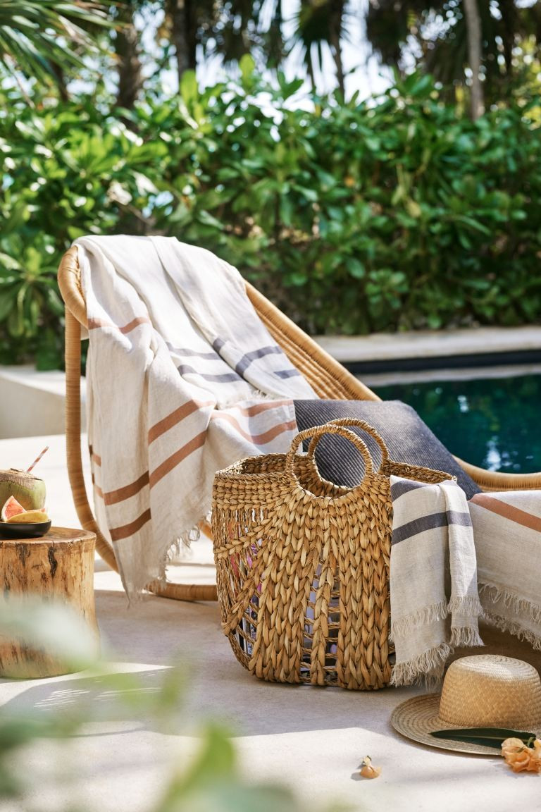 Beach bag in thick, braided seagrass with two handles at top. Height 15 3/4 in. Width 17 3/4 in. | H&M (US + CA)