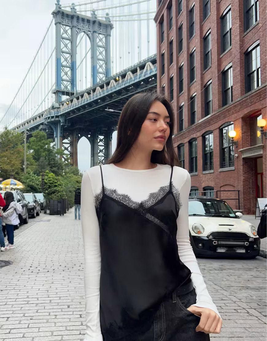 Bershka - Asymmetrische top van satijn met bandjes in zwart | ASOS (Global)