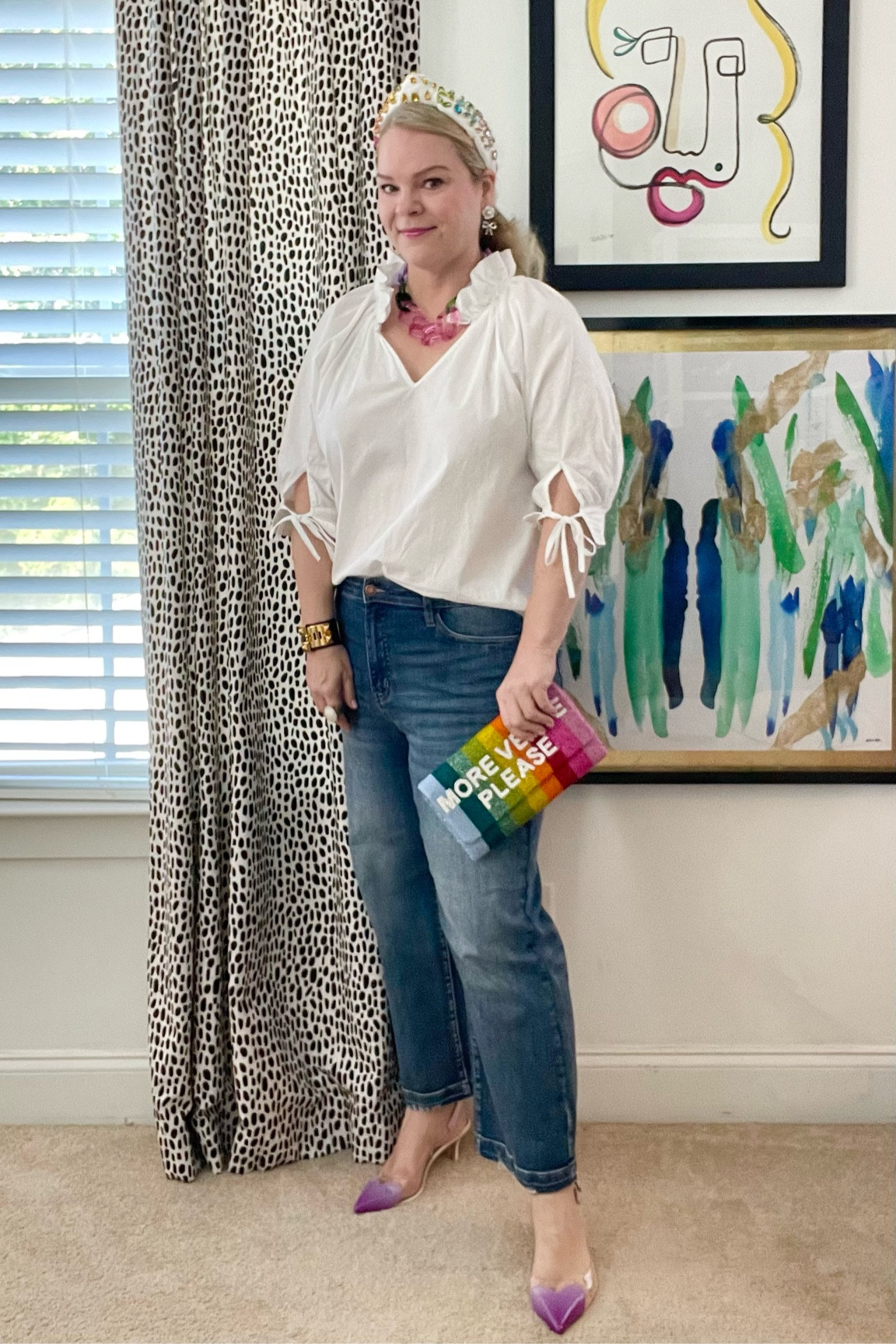 Who says jeans and white shirt has to be boring??! It’s all about the accessories. These new kitten heels come in loads of colors and I can’t wait to take them out for a spin!

OOTD Date night outfit denim cropped jeans 