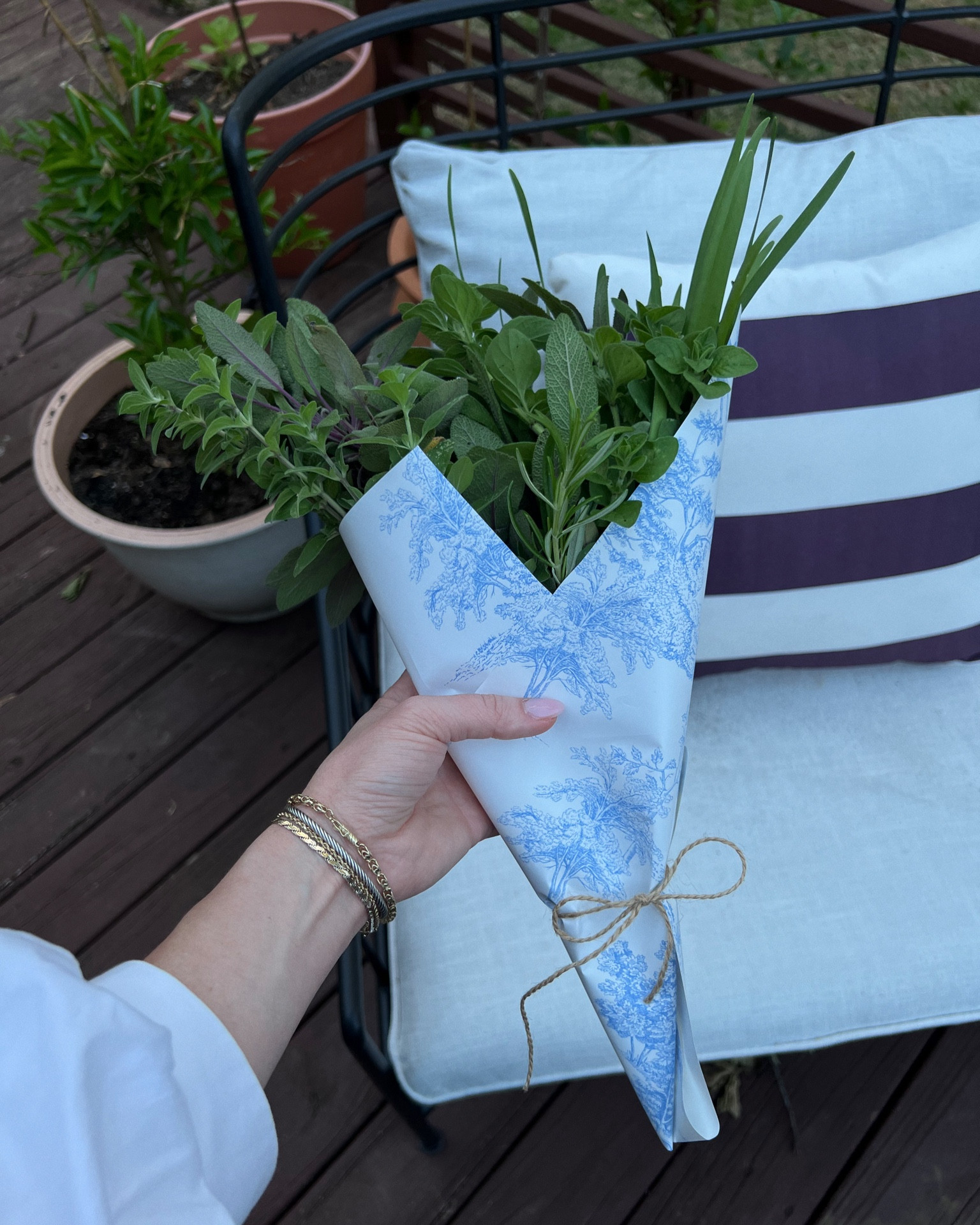 when wrapping paper doubles as floral (or herb ☺️) paper 🤍🩵

#LTKSeasonal #LTKstyletip #LTKhome