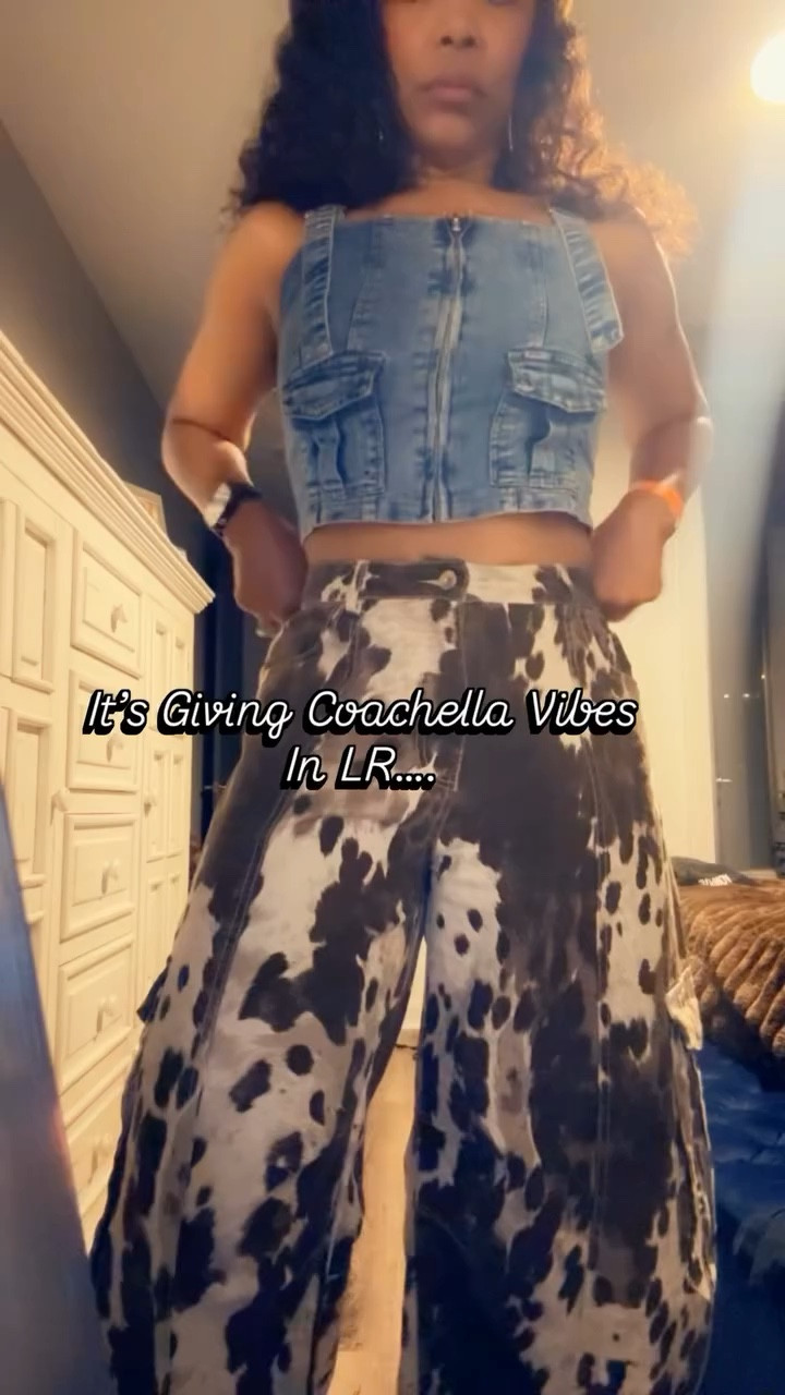 Keep It Cute & Casual…..

✨Denim Top @amazonfashion 
✨Cow Print Denim Barrel Jeans @sincerelycoleyb @bumblebycoleyb 
✨Mini Denim Trunk Charm @brandonblackwoodnyc 
✨Brown Jelly Flip Flops @oldnavy