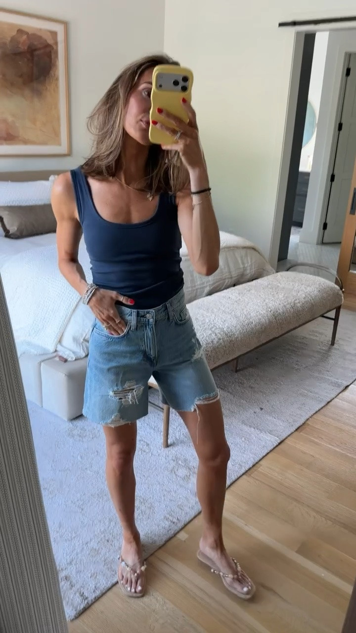 Love the fit of these shorts! Long and relaxed while still being flattering 🙌🏼 would be such a good go-to pair this summer! ☀️ run big, so Dixie down if between sizes