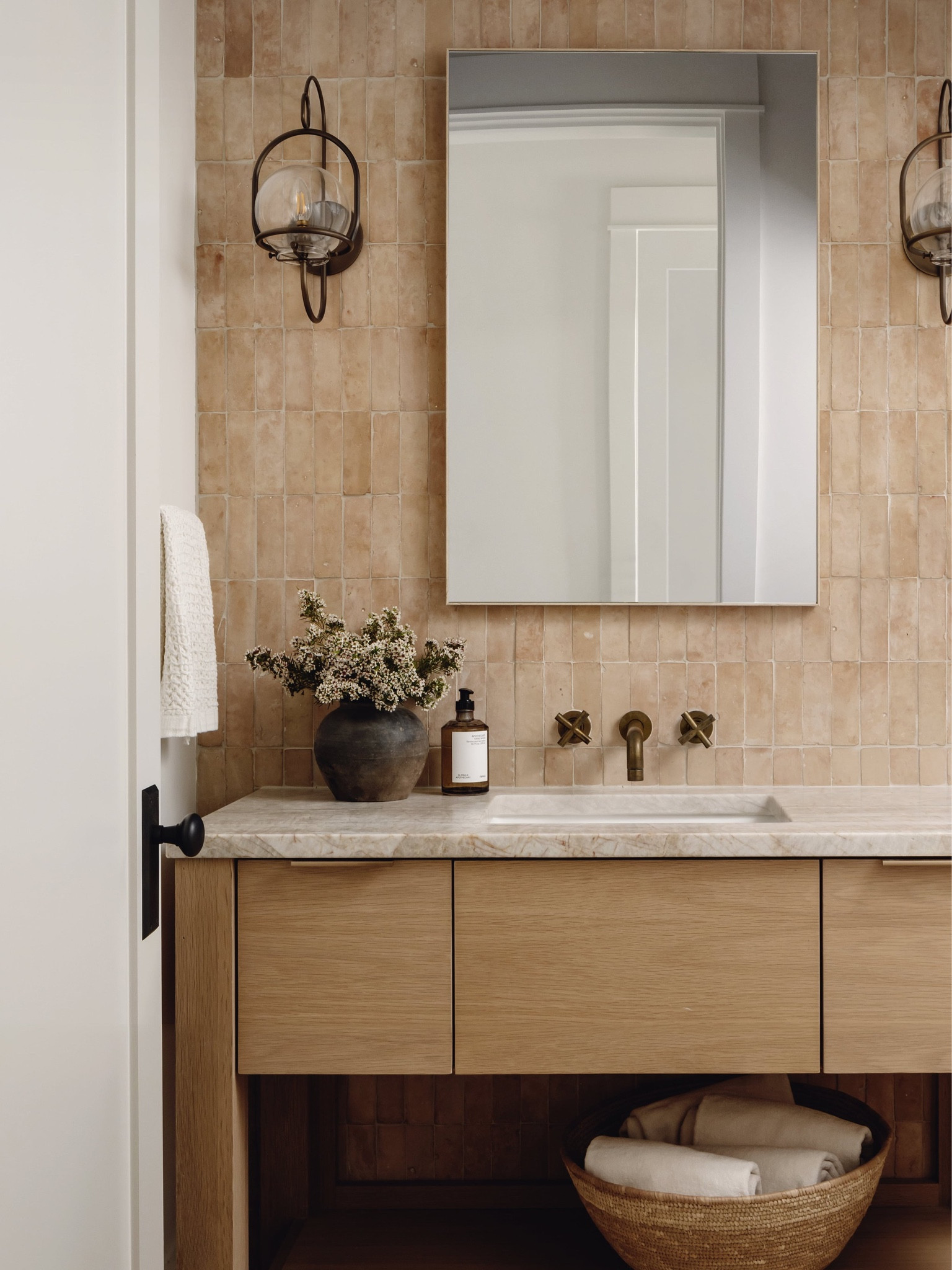 Luxurious Minimalist Bathroom with Warm Earth Tones

#LTKcasa