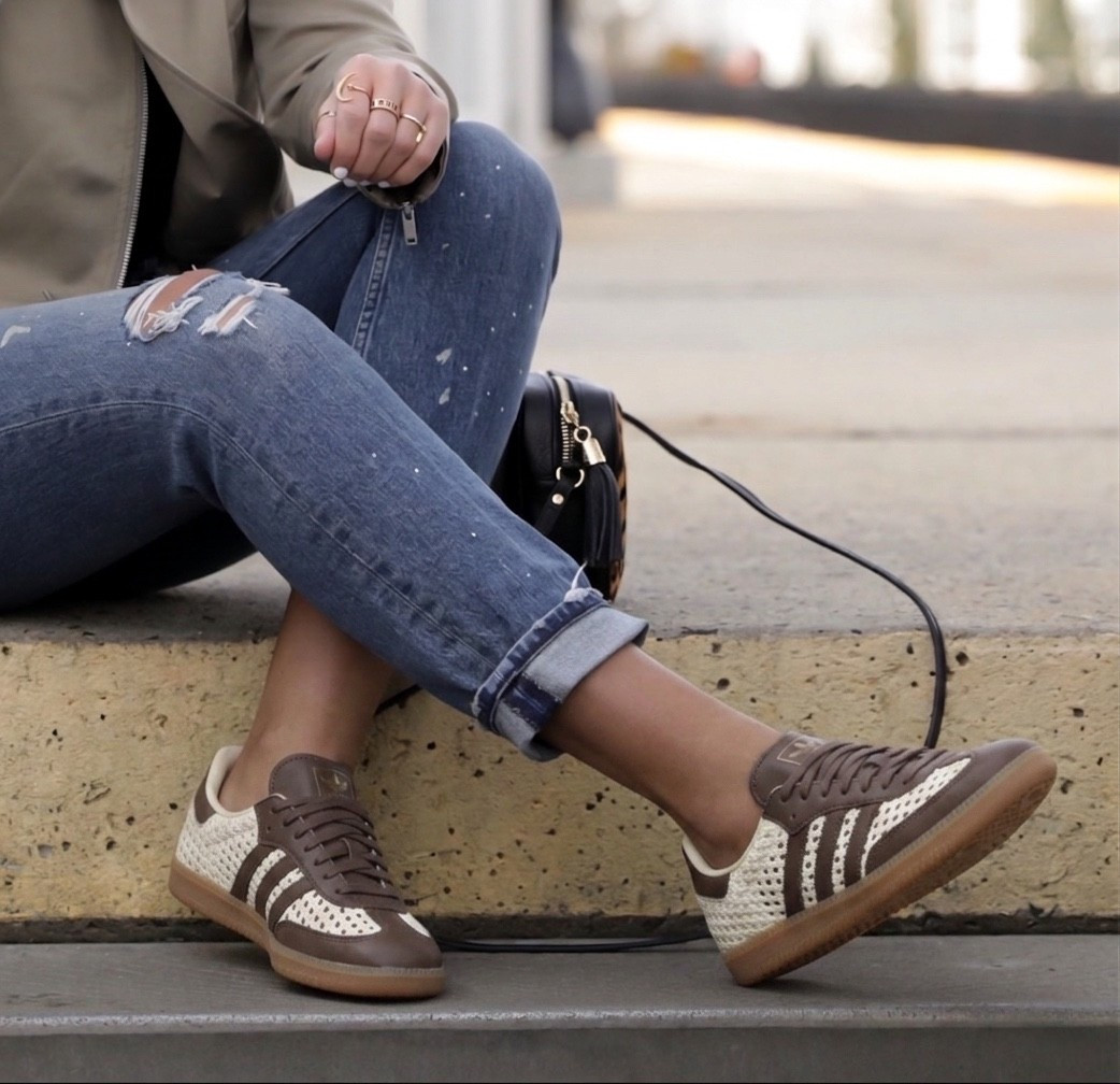 Samba og sneakers run a half size big. Cream white / earth strata / gold metallic 