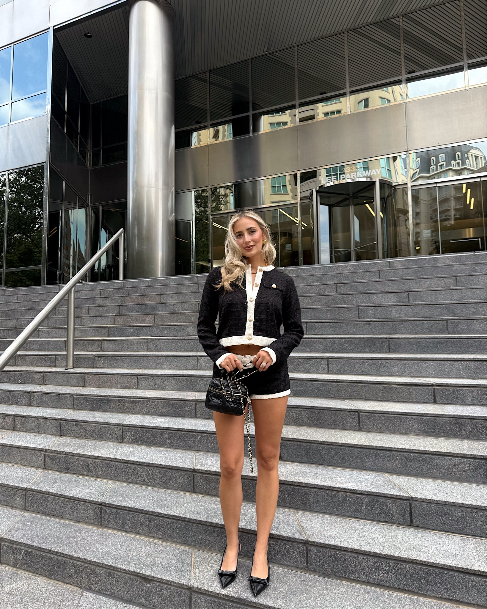 Transitional tweed for fall! 🫶🏼 Loving the blend of edge and chic with this micro short and crop blazer set. 🖤


Black and white color block tweed blazer and mini micro shorts styled with a black purse and black bow kitten heels 

#LTKStyleTip