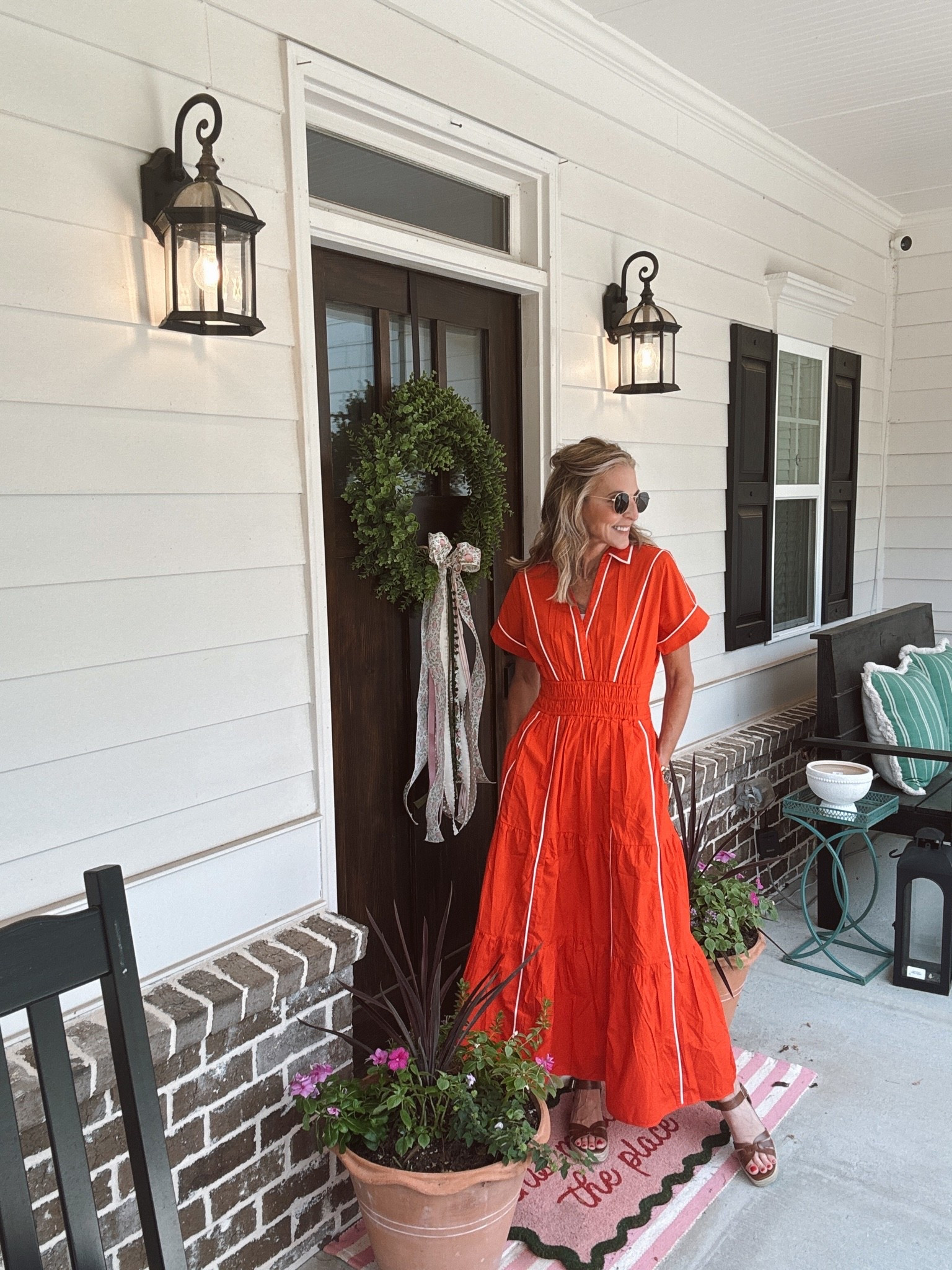 The perfect dress for game day, classroom, or office comes in this beautiful orange or navy !! Wearing an XS