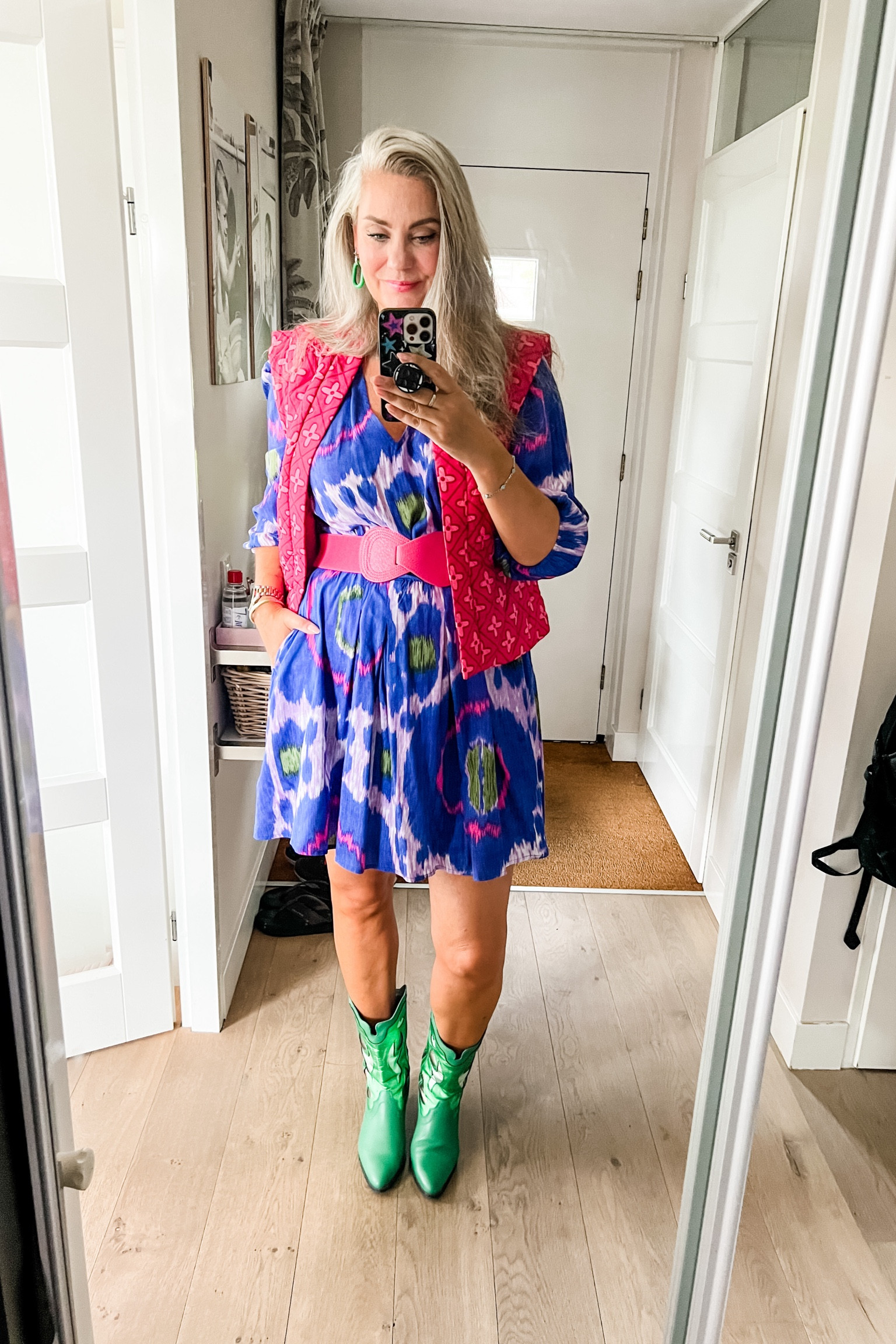 Ootd - Saturday. A blueish purple Ikat print dress (Shoeby xl), pink elastic belt, green western boots (old Sacha), pink waistcoat (secondhand)




#LTKeurope #LTKsummer #LTKnederlands