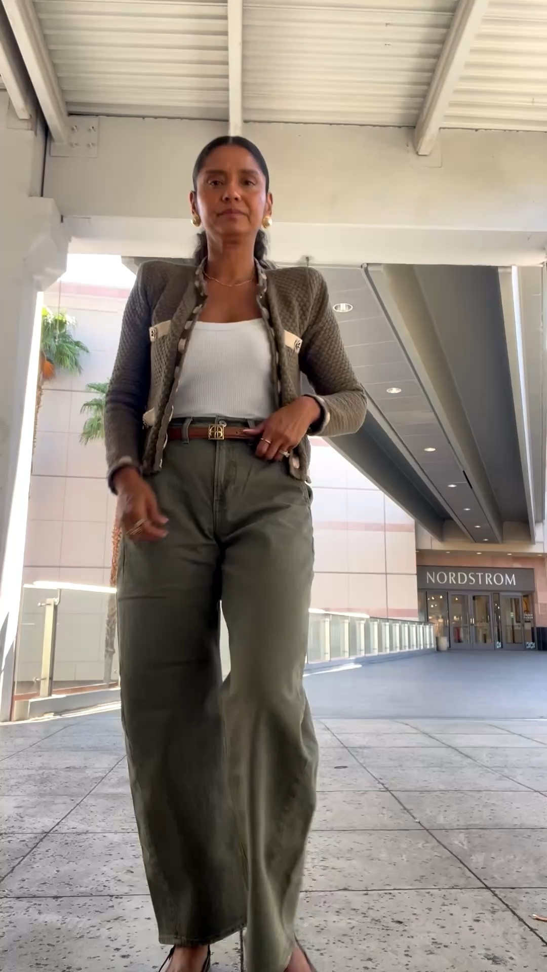 Casual chic work wear ootd! 
Wearing Lagence blazer xs
Pants Abercrombie size: 25