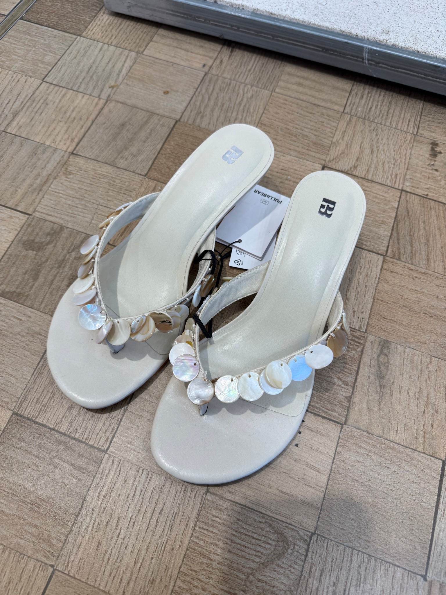 BEADED HEEL SANDALS✨
*click the first linkk
#pullandbearcommunity
AD
statement shoes Ibiza Barcelona date night party special occasion white golden hour summer

#LTKshoes