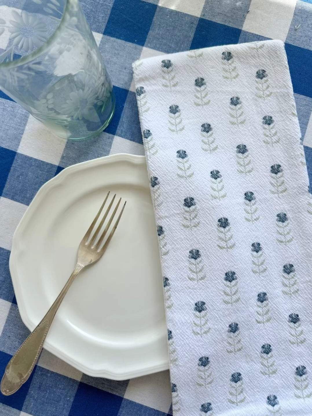 The cutest floral block print style dish towels! 

These kitchen towels are huge (30”x30”) and come in 3 colors!

They are less than $4.00!!

I am stocking up for some friend and  neighbor Christmas gifts.

I like to wrap a Mrs. Meyers dish soap and multi-surface spray in a cute dishtowel for a fun hostess gift or a last minute neighbor gift during the holidays.

It also makes a cute wedding shower gift or anytime hostess gift. 

#hostessgift #christmasgift #weddingshowergift #kitchen #dishtowel 
#cleaningessentials 


#LTKHome #LTKFindsUnder50 #LTKParties