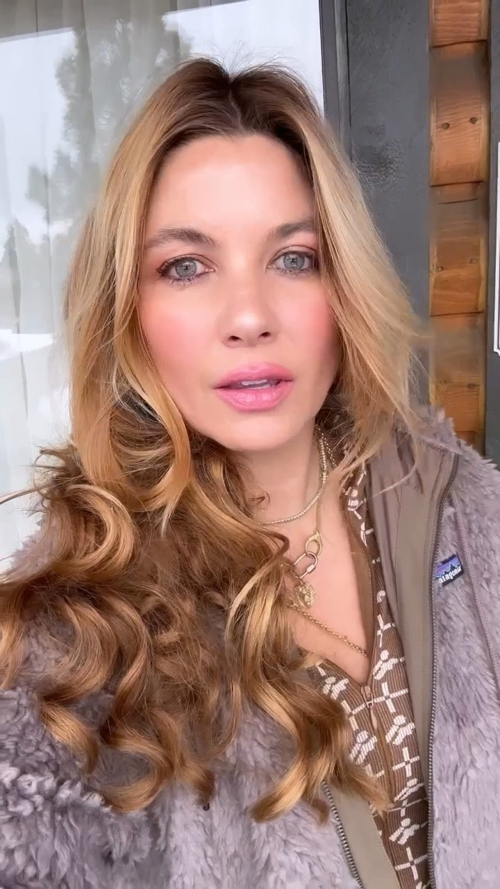 FOTD, MOTD, easy makeup look, winter makeup look. 

On my face today:
CC cream: B50
Concealer: 3N
Bronzer: Aura
Blush: sublime flush
Blush: Ibiza nude 
Eyes: chilwa 
Liner: burgundy 
Lips: Armani 503 + Nude Envie Joey + BeautyBio pout 
Brows: medium 
Highlighter: spotlight 


#LTKunder50 #LTKbeauty #LTKFind