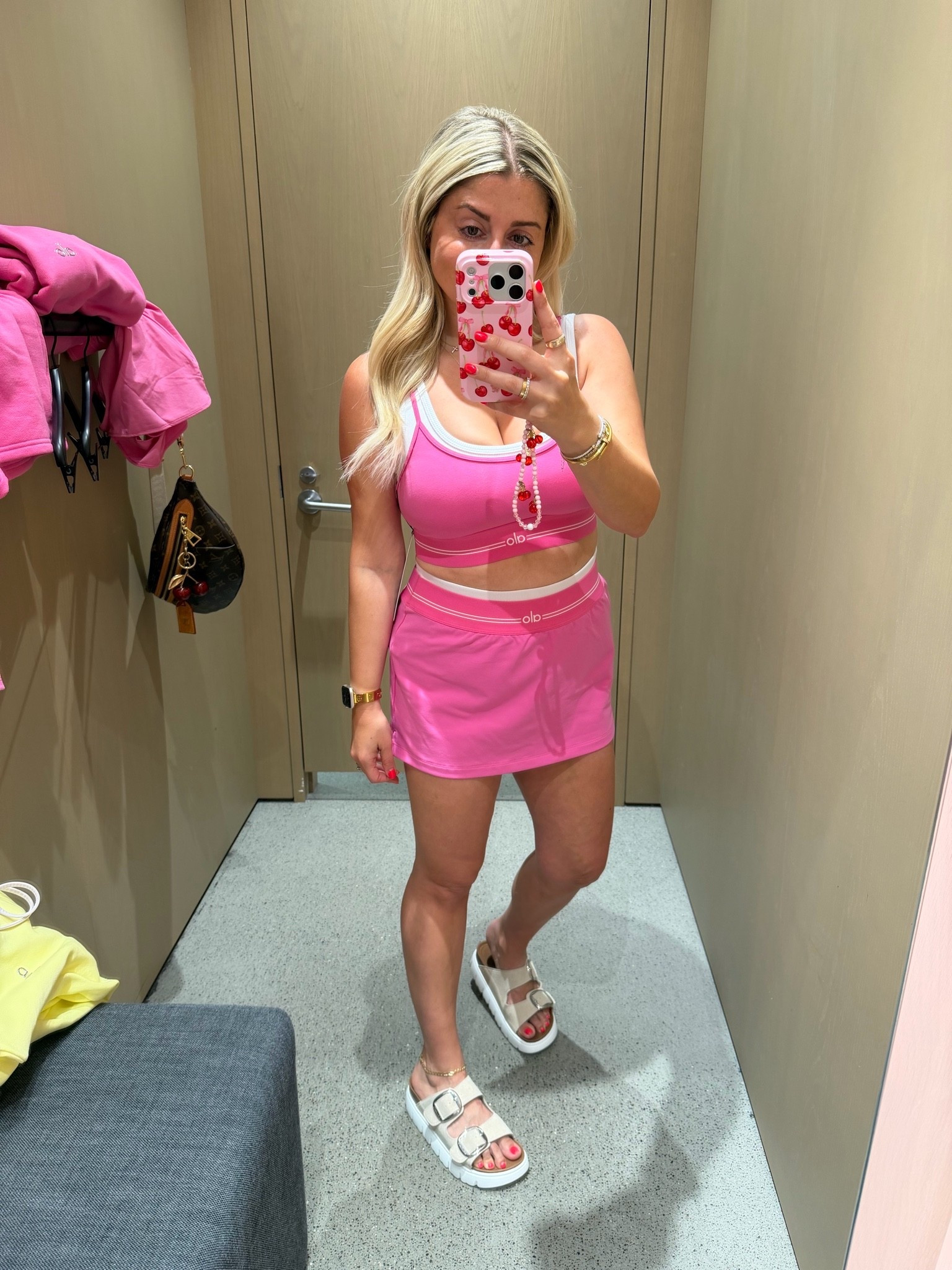 Alo pink paradise 💗
M top
Small skirt
Sandals tts