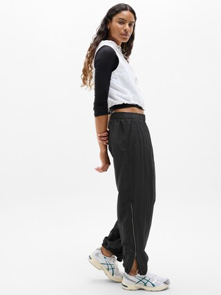 Pursuit Mid Rise Zip Jogger | Athleta Canada
