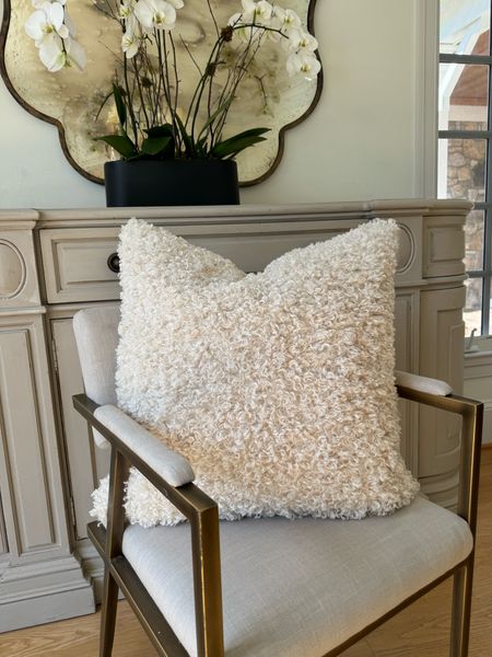 Our luxury Sherpa pillow in ivory! So
Dreamy! 