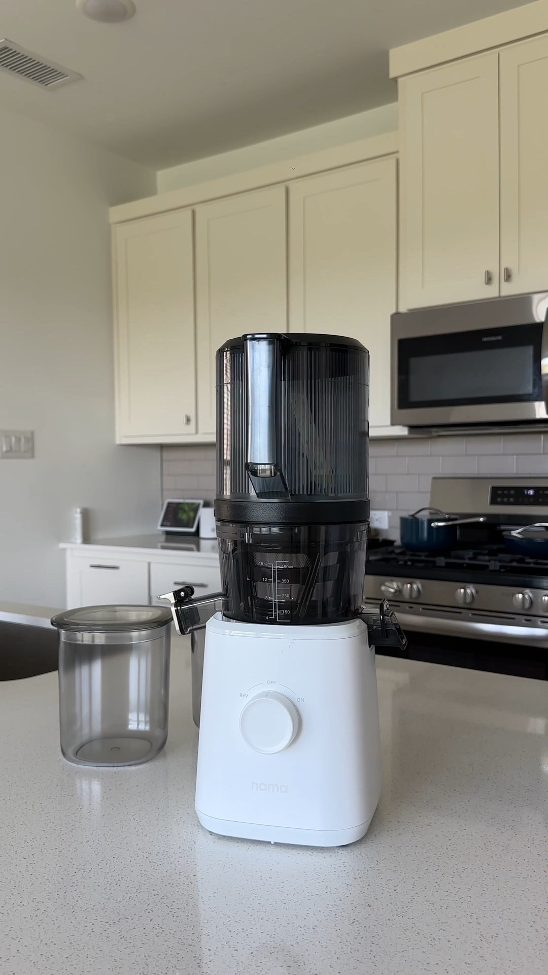 Cold Press Detox Green Juice ft my Nama Well J2 Juicer:
• Kale 🥬 
• Celery
• Cucumber 🥒 
• Apple 🍏 
• Ginger 🫚 
• Lemon 🍋 
This helps with digestion, boosts your immune system, hydrates your skin, and gives you that clean, energized feeling. The ginger and lemon add the perfect kick, and the apple keeps it just sweet enough.
#juicing #namawell #greenjuicerecipe #detox 

#LTKFindsUnder50 #LTKHome