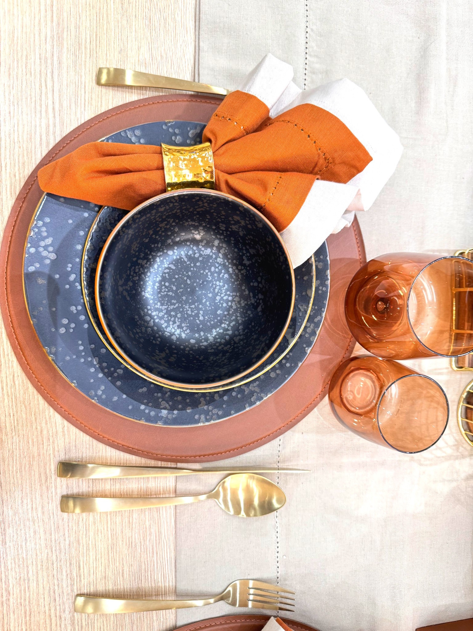 Mesa posta com o mix de cores que gosto muito e estão em alta também na decoração: azul e marrom ✨

#LTKfamilia #LTKbrasil #LTKhome