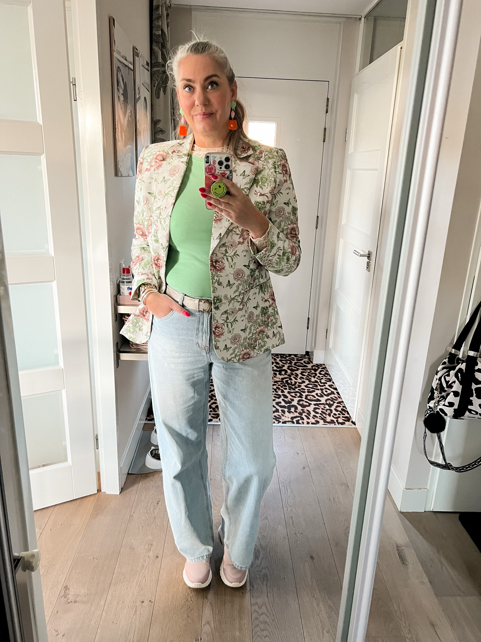 Ootd - Brocat floral blazer (Norah, current, 42), green slim fit shirt over a lace longsleeve shirt paired with wide/straight leg jeans (Norah, 40) and light pink Skechers sneakers. 



#LTKstyletip #LTKeurope #LTKnederlands