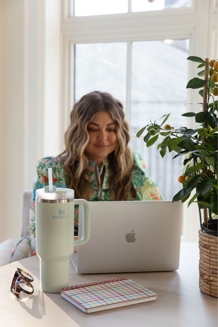 The Stanley Quencher is the work bestie you didn’t know you needed 🤍 