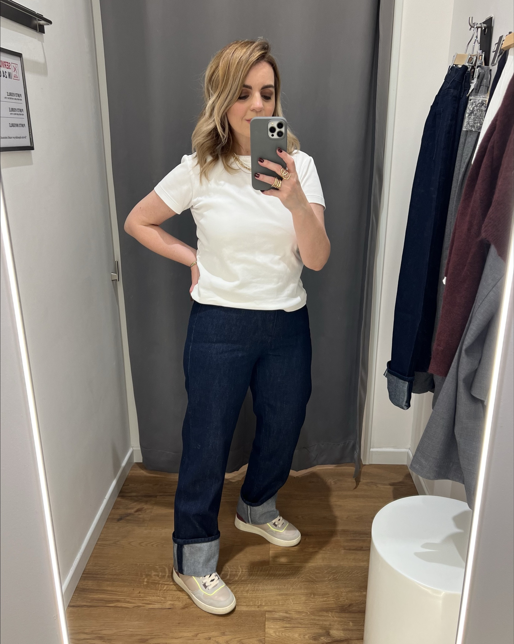 Perfect dark blue jeans

Uniqlo, dark blue jeans, jeans scuro, jeans dritti, t-shirt bianca, casual look, basic outfit, minimal look

#LTKsale #LTKitalia #LTKeurope