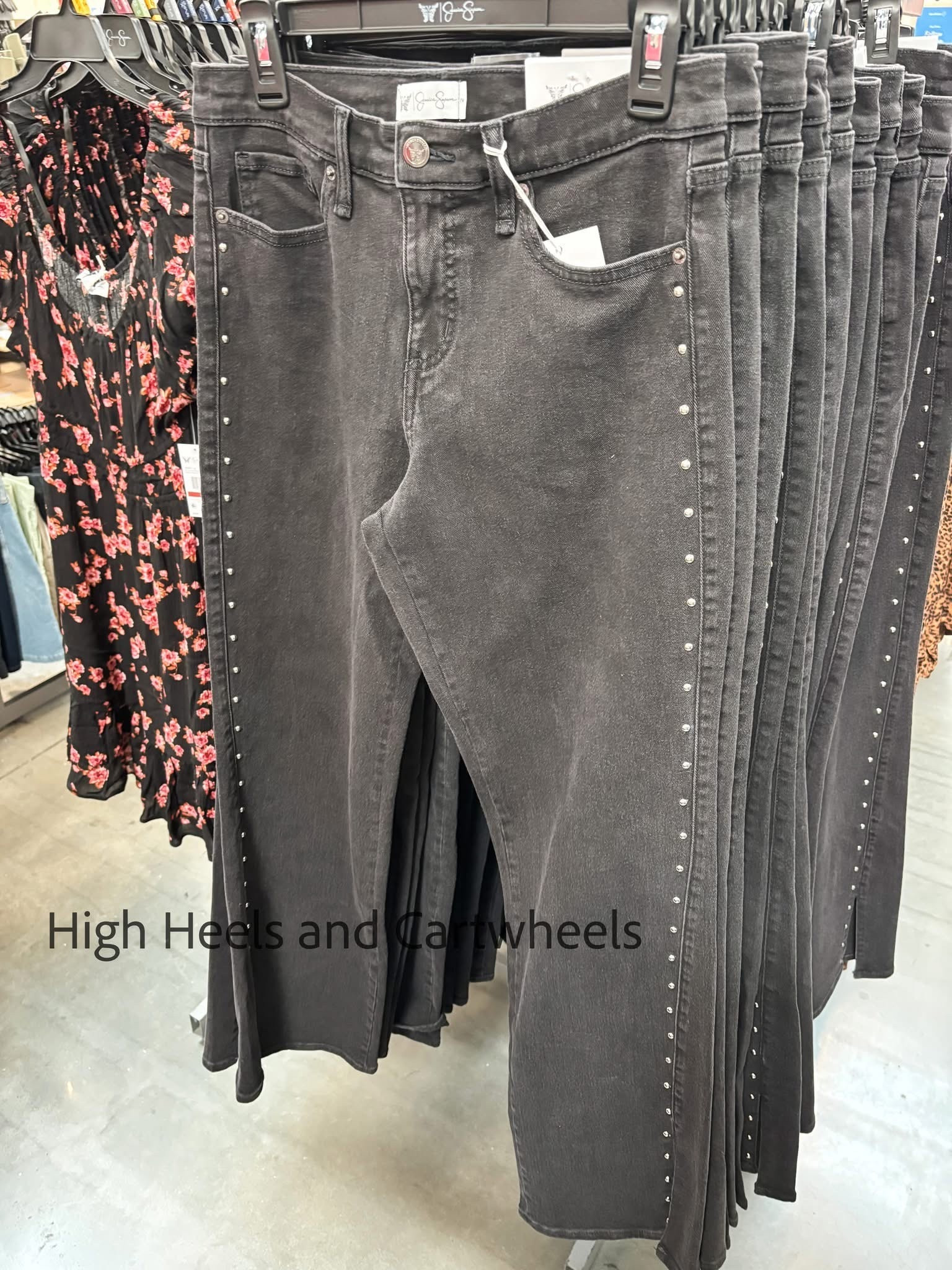 Just got these jeans and they are adorable! Perfect for fall + winter date night! Pair it with a bodysuit and a cute belt!

#LTKFindsUnder50 #LTKStyleTip