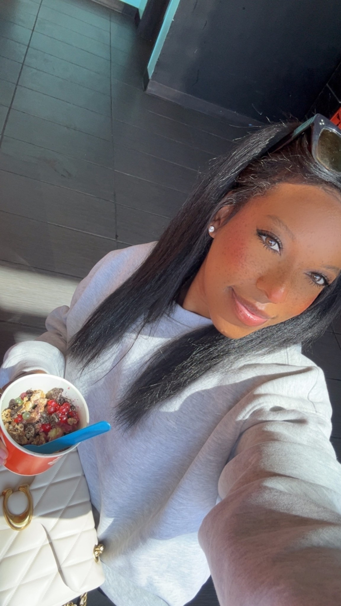 Oversized gray sweatshirt with pockets 😍 I am wearing a size M 