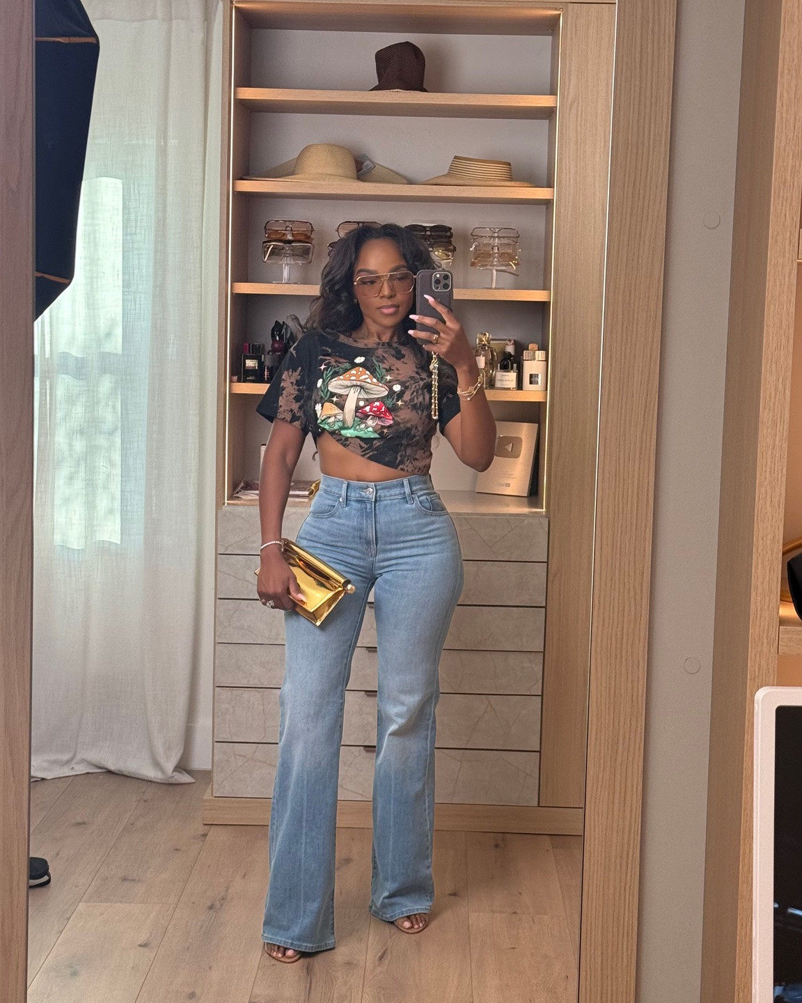 Hi babes! 🤎

Okay this graphic crop + denim combo is SUCH a fun switch-up from basic everyday outfits while still being insanely wearable. The vintage-inspired mushroom graphic gives it that cool-girl edge, and pairing it with classic light wash denim keeps the whole look balanced and easy to style.

This is the kind of outfit that looks effortless but still feels styled because the accessories completely elevate it. Added the metallic clutch + layered jewelry to bring in that luxury-inspired contrast and make the casual pieces feel way more elevated.

A statement tee styled with good denim is always worth buying because you can rotate it with cargos, leather pants, shorts, skirts, or blazers year-round. Cost per wear on pieces like this ends up being SO good.

Where to wear this:
• Concert nights
• Casual dinner dates
• Weekend errands
• Girls night
• Casual drinks
• Travel days
• Everyday summer outfits

Everything is linked below ✨

xx Kira | IG: KirasFashionFinds

5’4 | 140LBS | 34D-27-40 | size small | jeans 27

https://liketk.it/6dlno

#LTKvlog