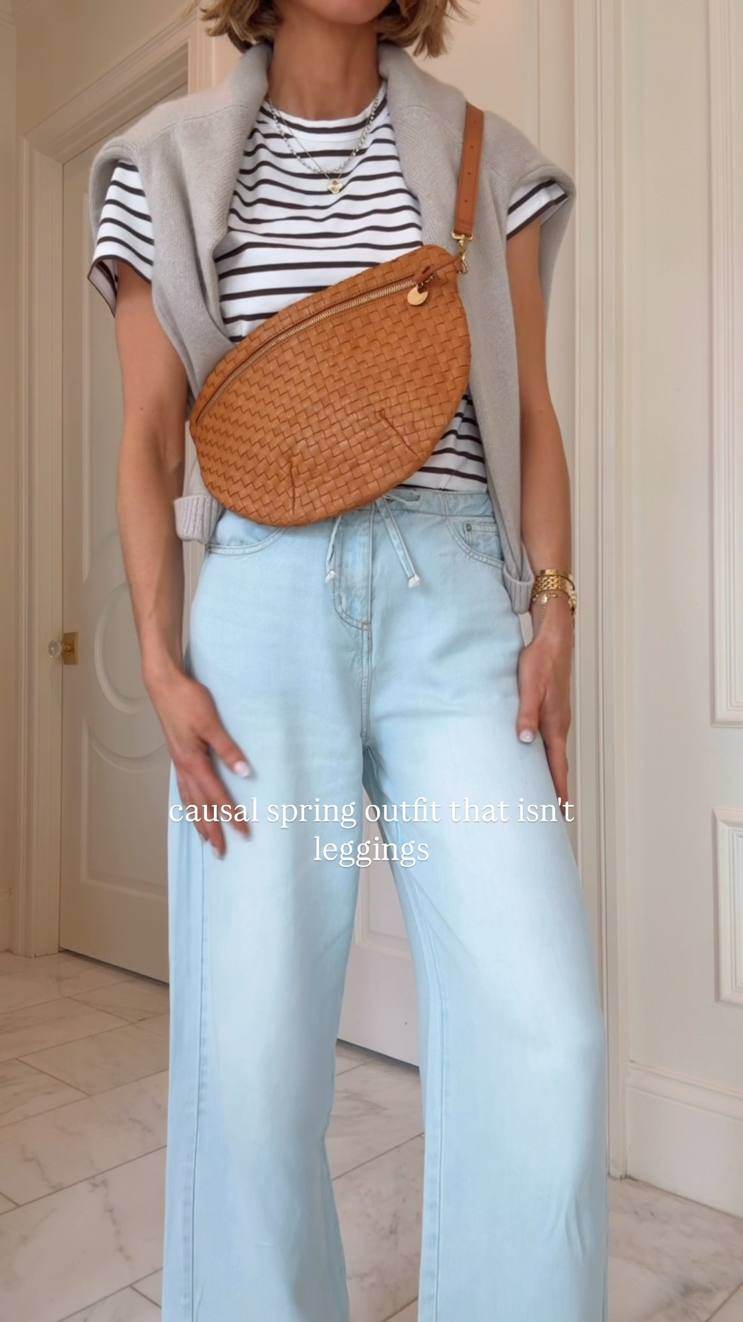 Casual spring outfit that is t leggings. I'm wearing size xs and I'm 5'7 for reference 